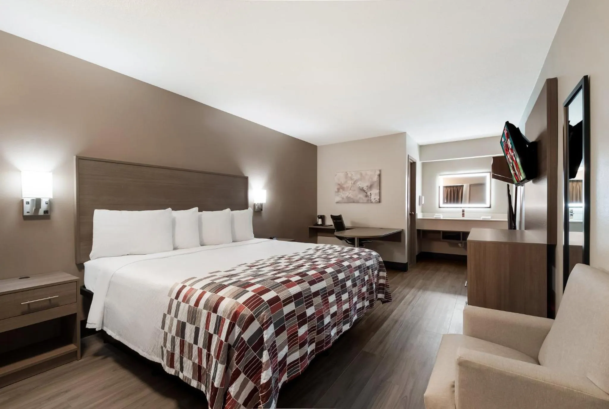 Photo of the whole room, Bed in Red Roof Inn Chattanooga - Hamilton Place