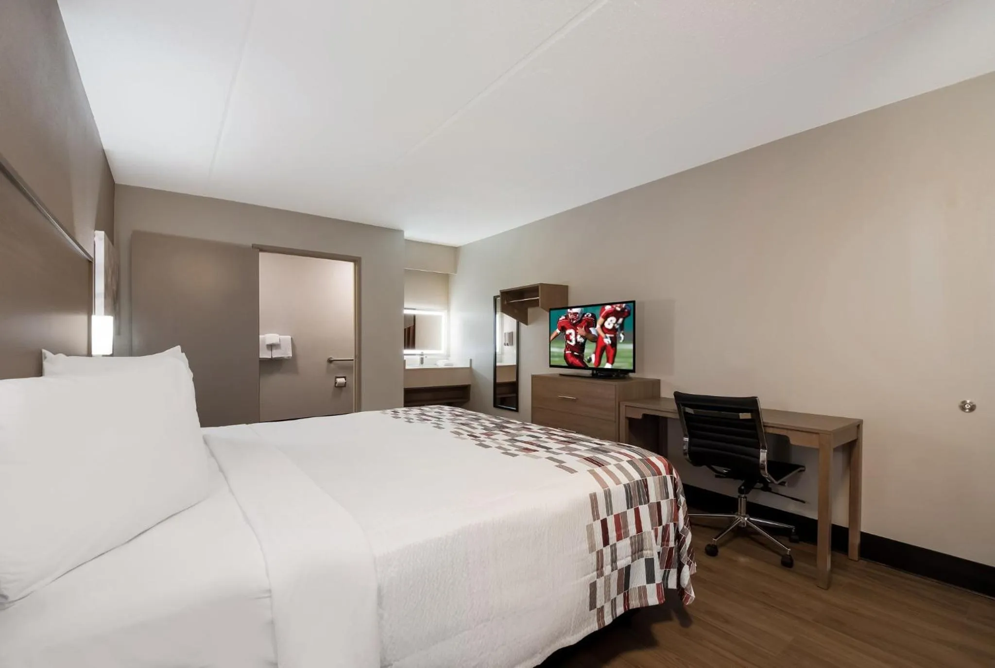 Photo of the whole room, Bed in Red Roof Inn Chattanooga - Hamilton Place