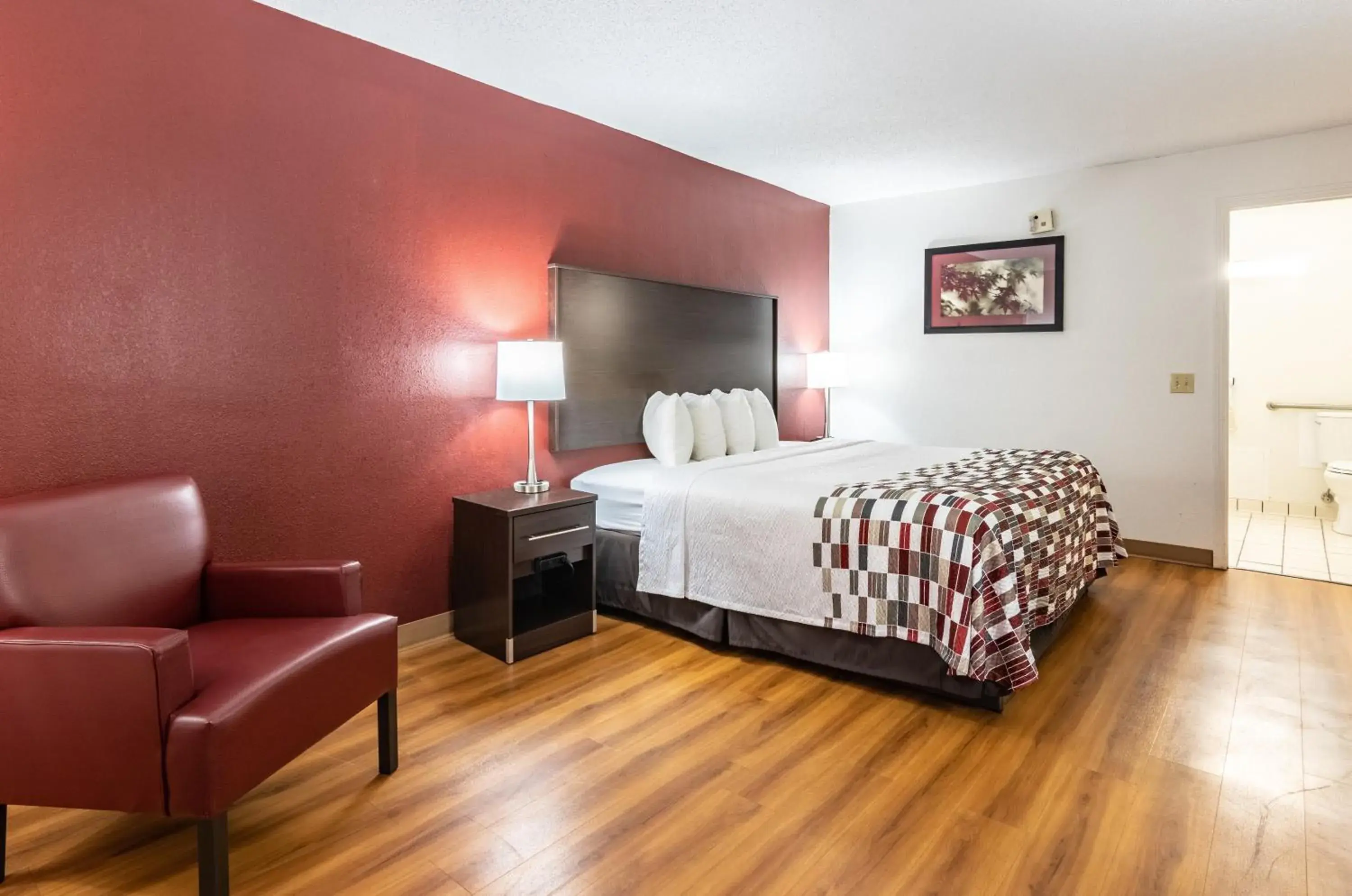 Standard Room with One Queen Bed Kitchenette Disability Access Roll-In Shower Smoking in Red Roof Inn Forsyth Standard Room with One Queen Bed Kitchenette Disability Access Roll-In Shower Smoking in Red Roof Inn Forsyth