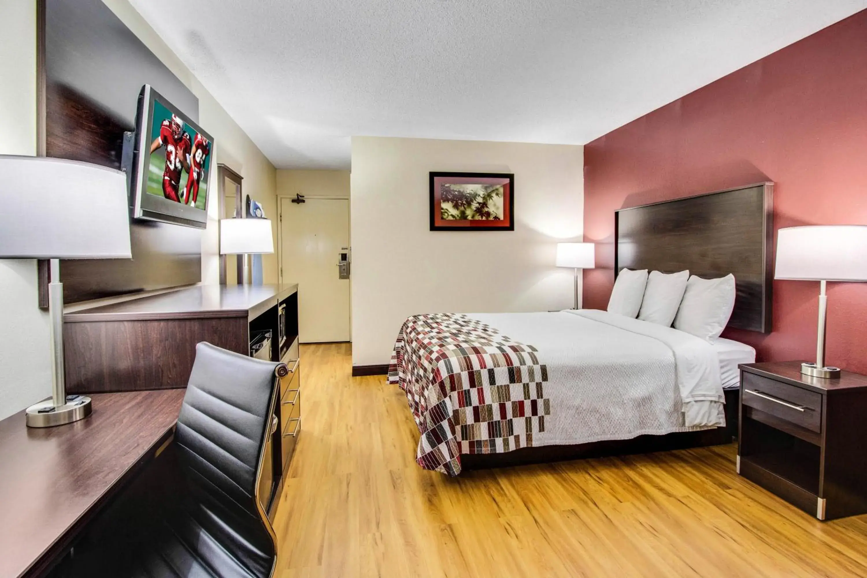 Standard Room with One Queen Bed Kitchenette Disability Access Roll-In Shower Non-Smoking in Red Roof Inn Forsyth Standard Room with One Queen Bed Kitchenette Disability Access Roll-In Shower Non-Smoking in Red Roof Inn Forsyth