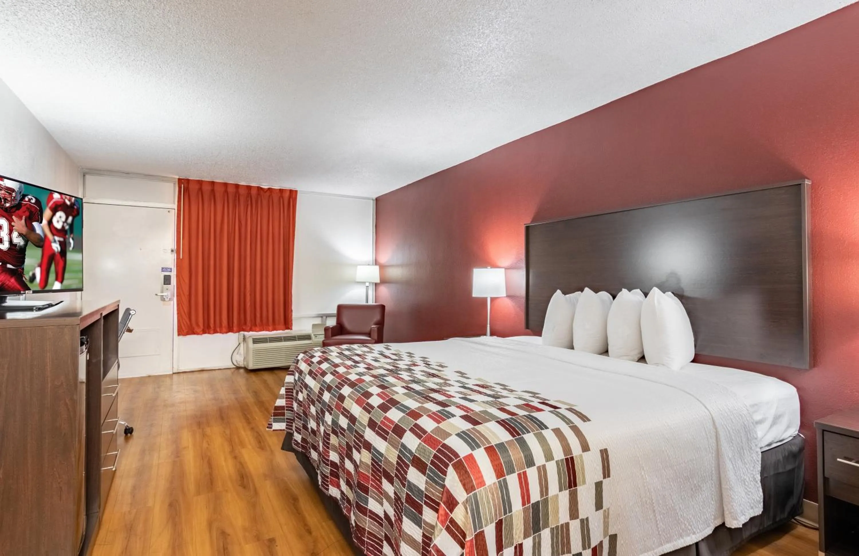 Photo of the whole room, Bed in Red Roof Inn Forsyth