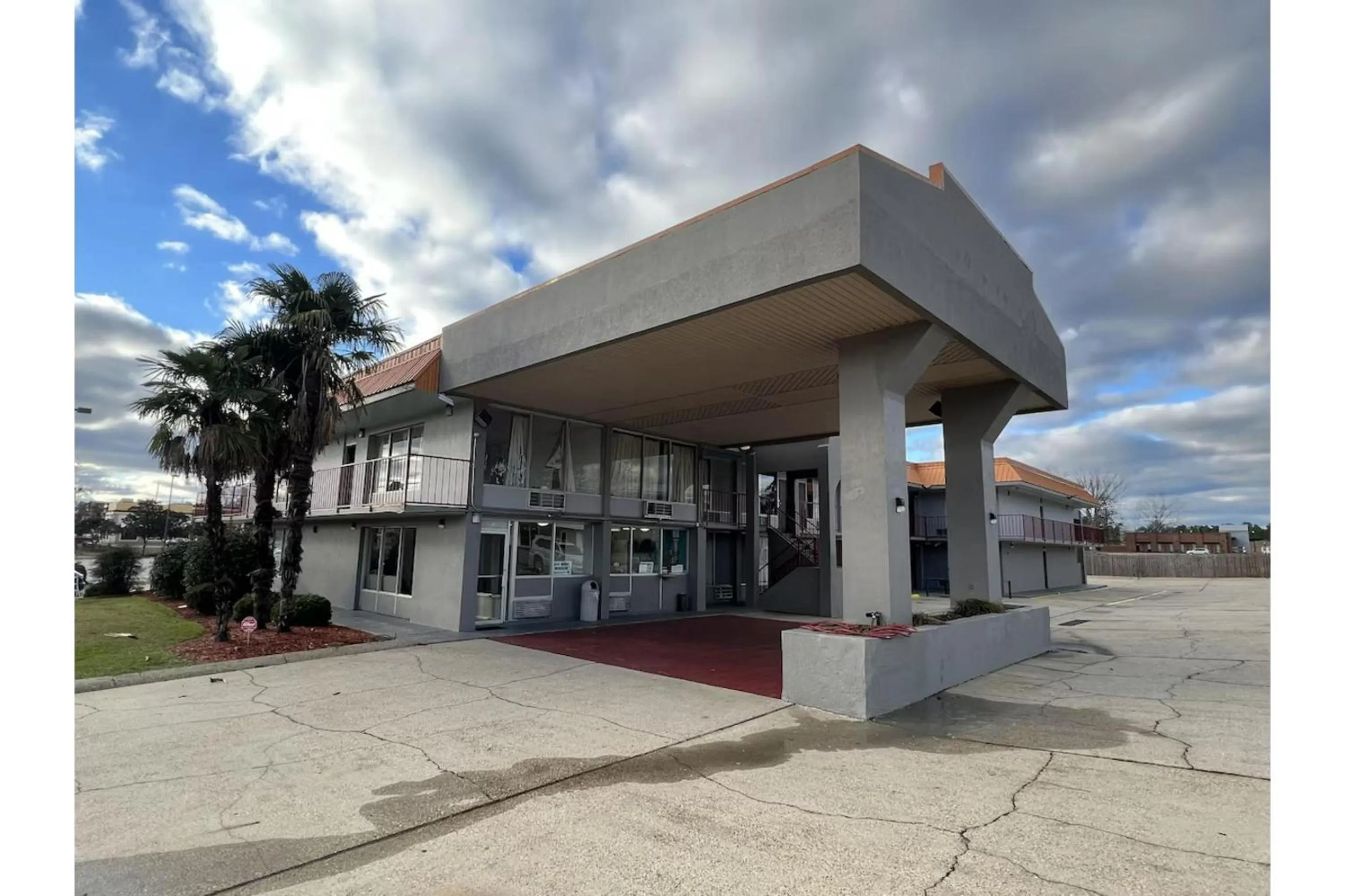 Facade/entrance in Western Motel By OYO Hattiesburg