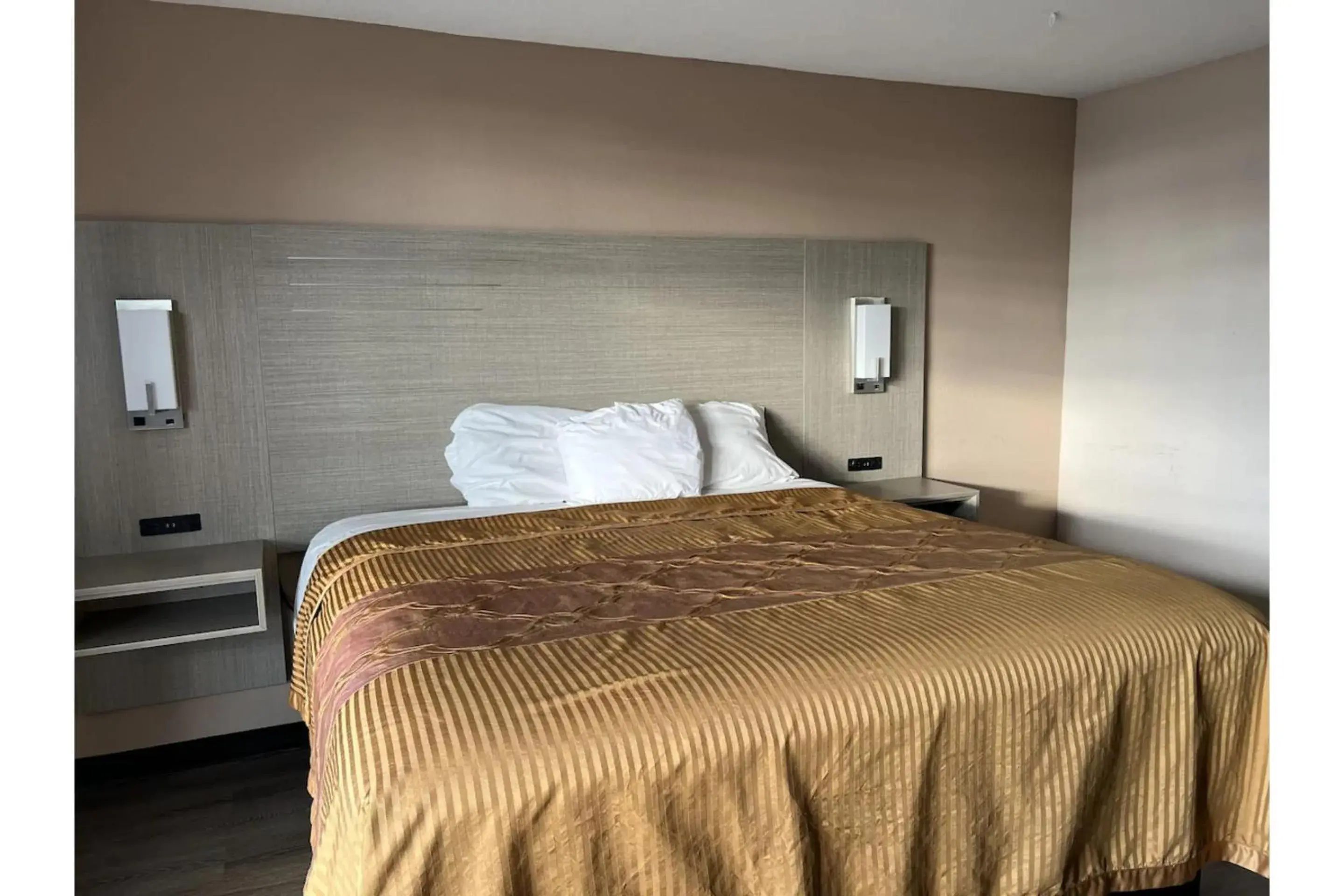 Deluxe King Bed Smoking in Western Motel By OYO Hattiesburg Deluxe King Bed Smoking in Western Motel By OYO Hattiesburg