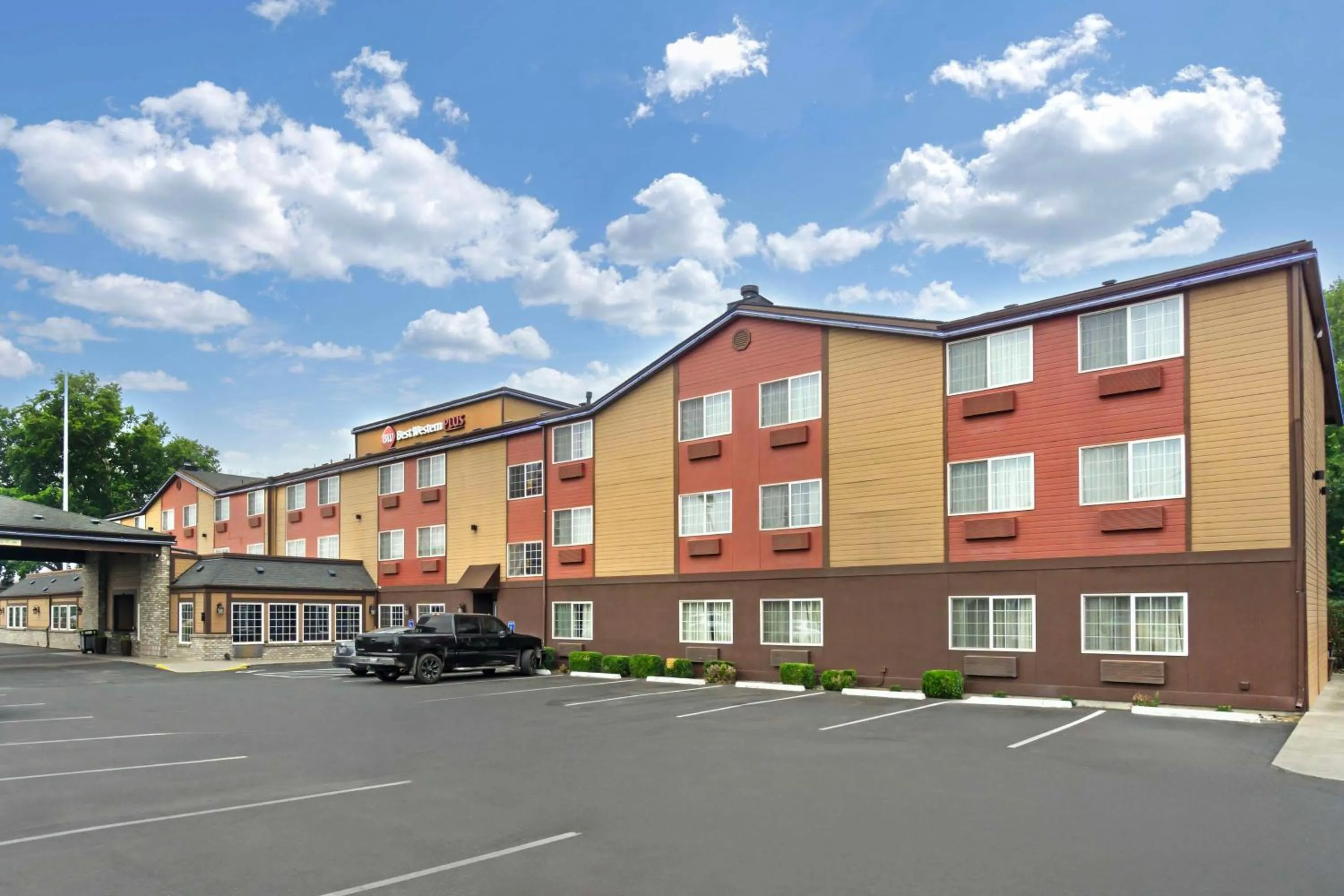 Property building in Best Western Plus Yakima Hotel