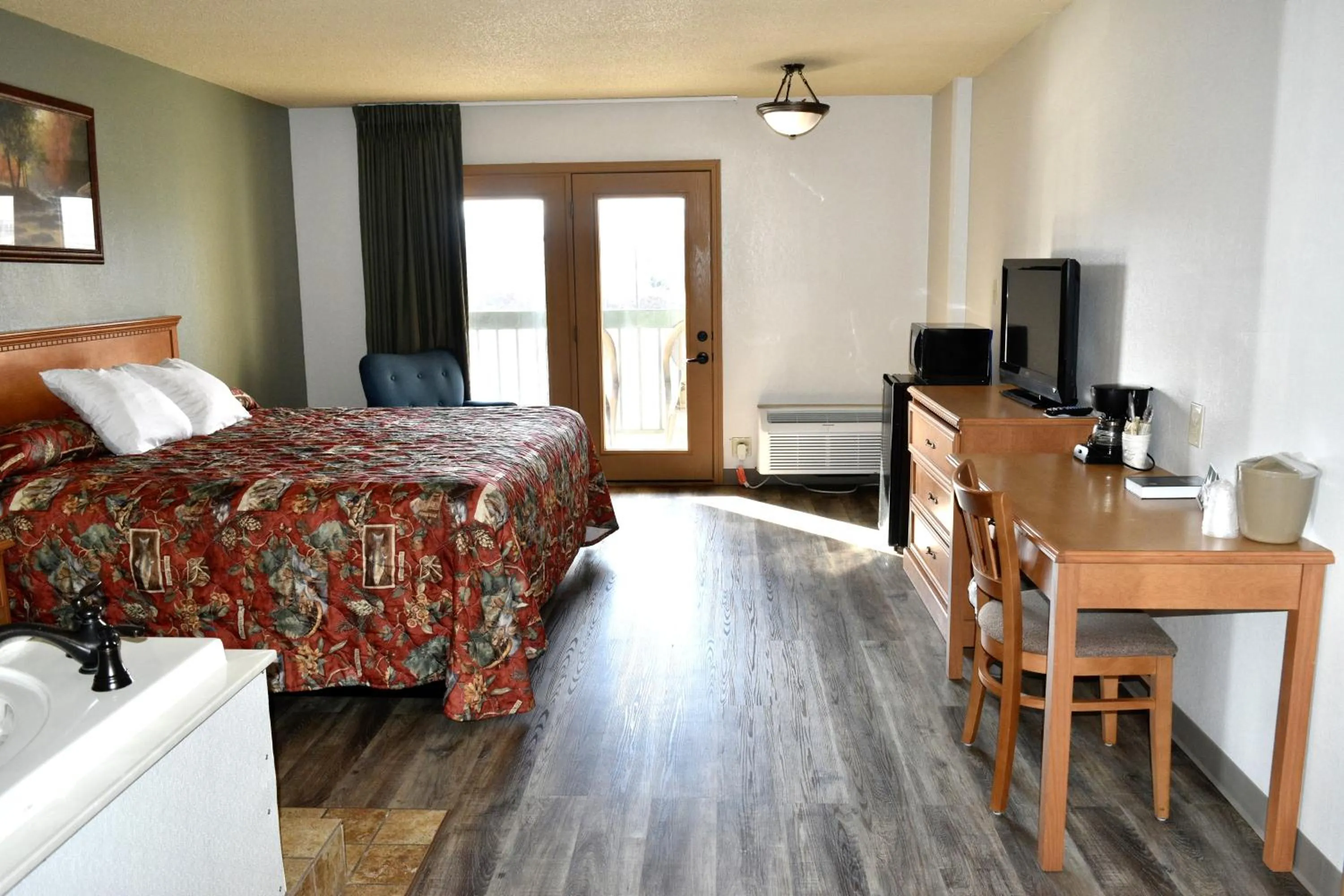 Bedroom, Bed in Grand Smokies Resort Lodge Pigeon Forge