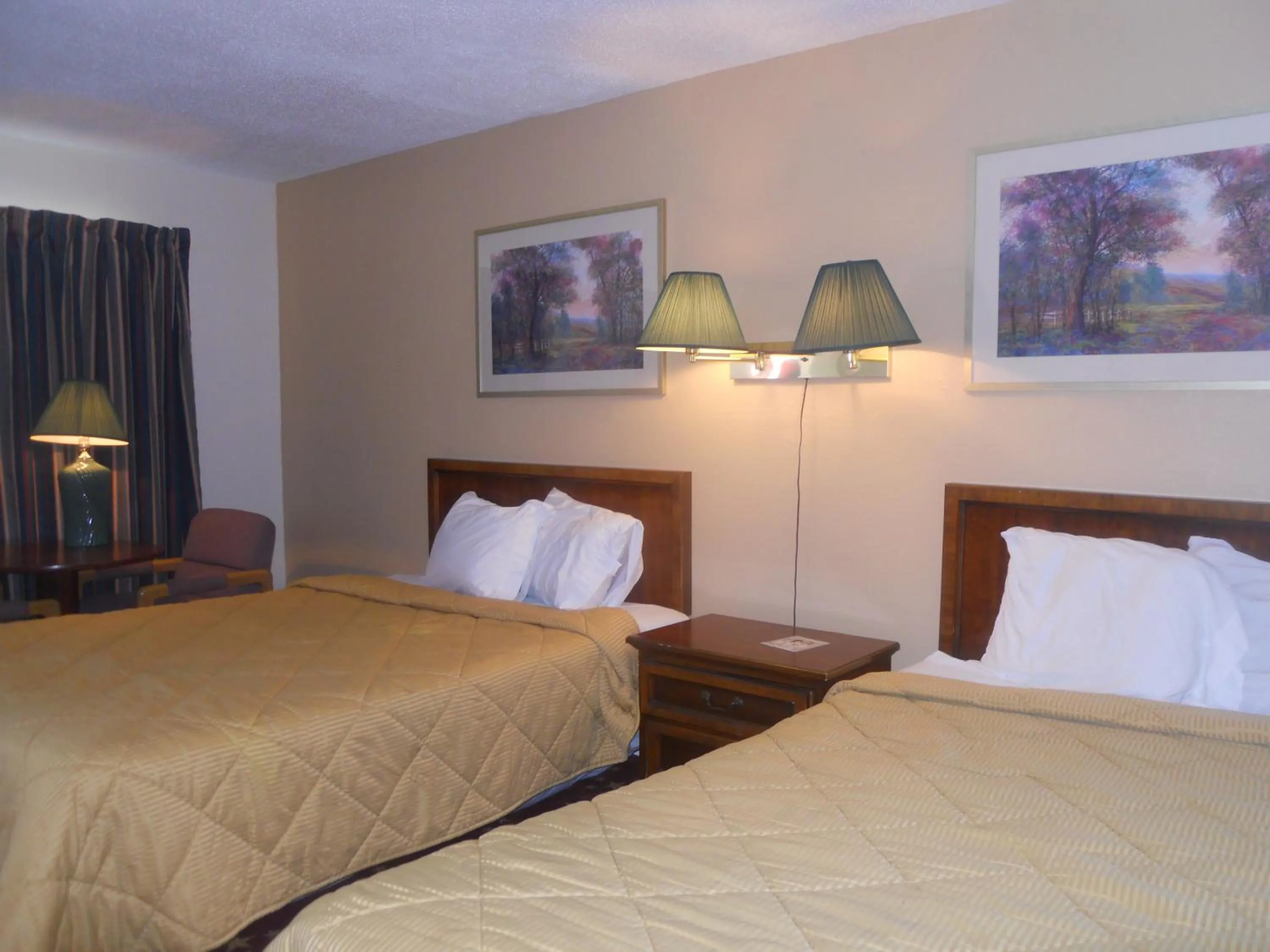 Bedroom in Cascades Motel - Chattanooga