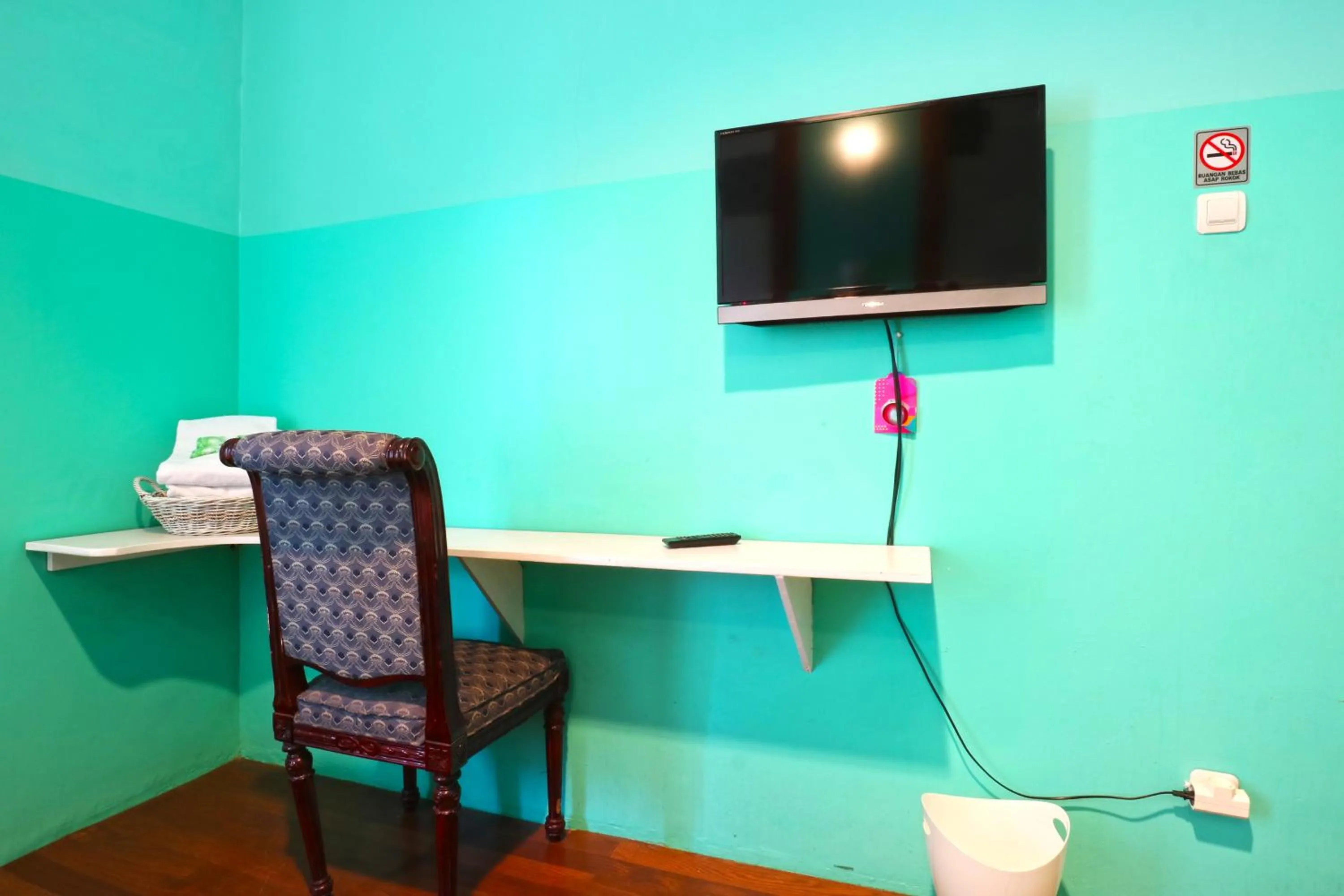 TV and multimedia in RedDoorz near UPI Setiabudi 2