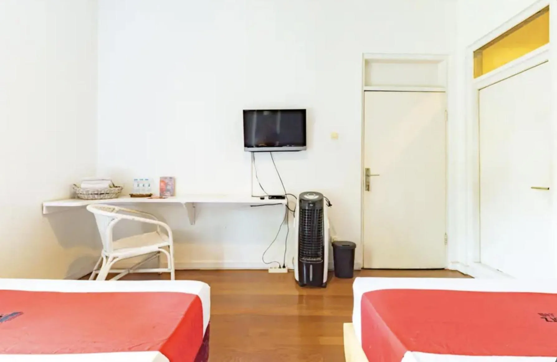 Bedroom, Bed in RedDoorz near UPI Setiabudi 2