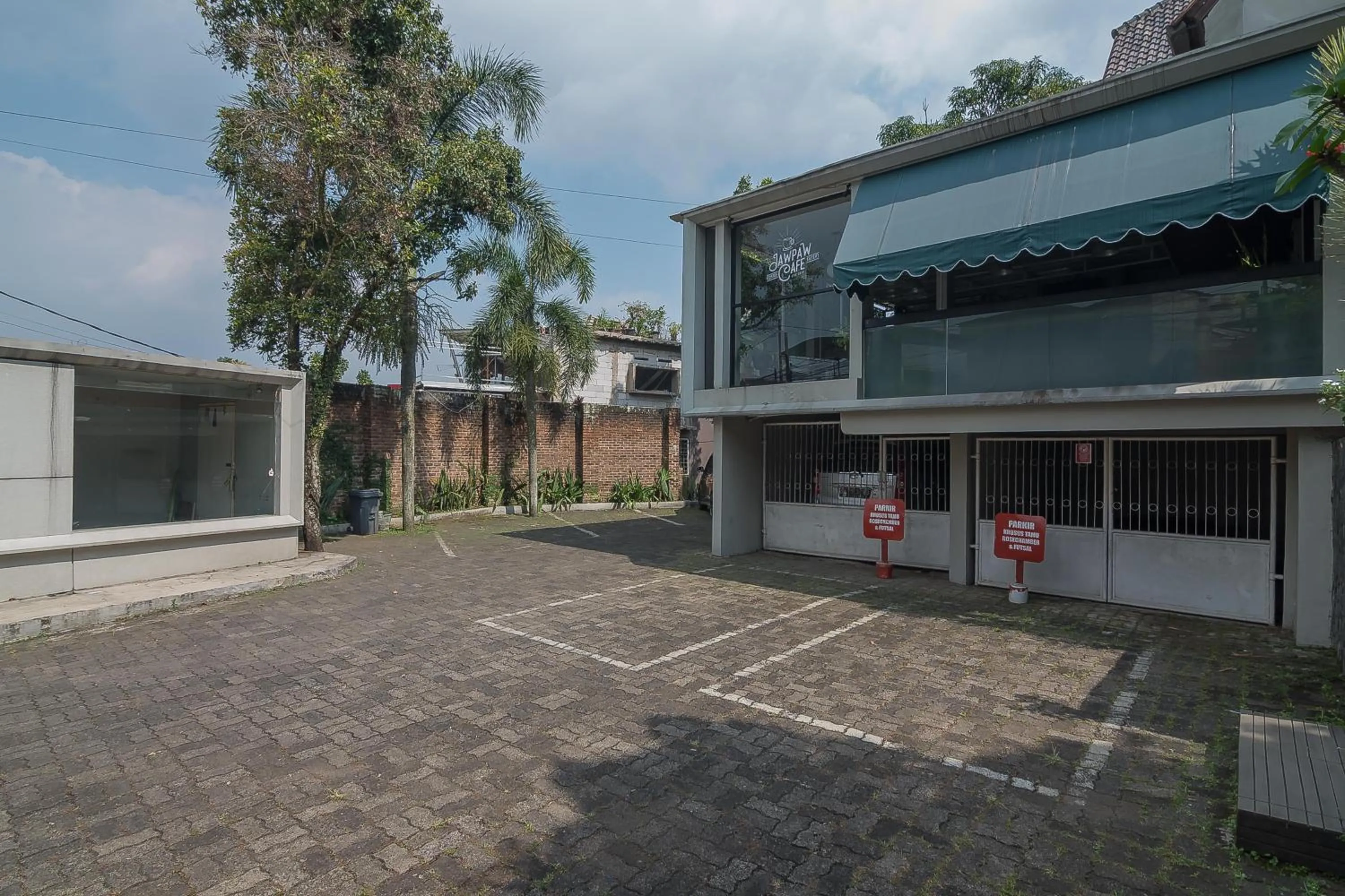 Facade/entrance in RedDoorz near UPI Setiabudi 2