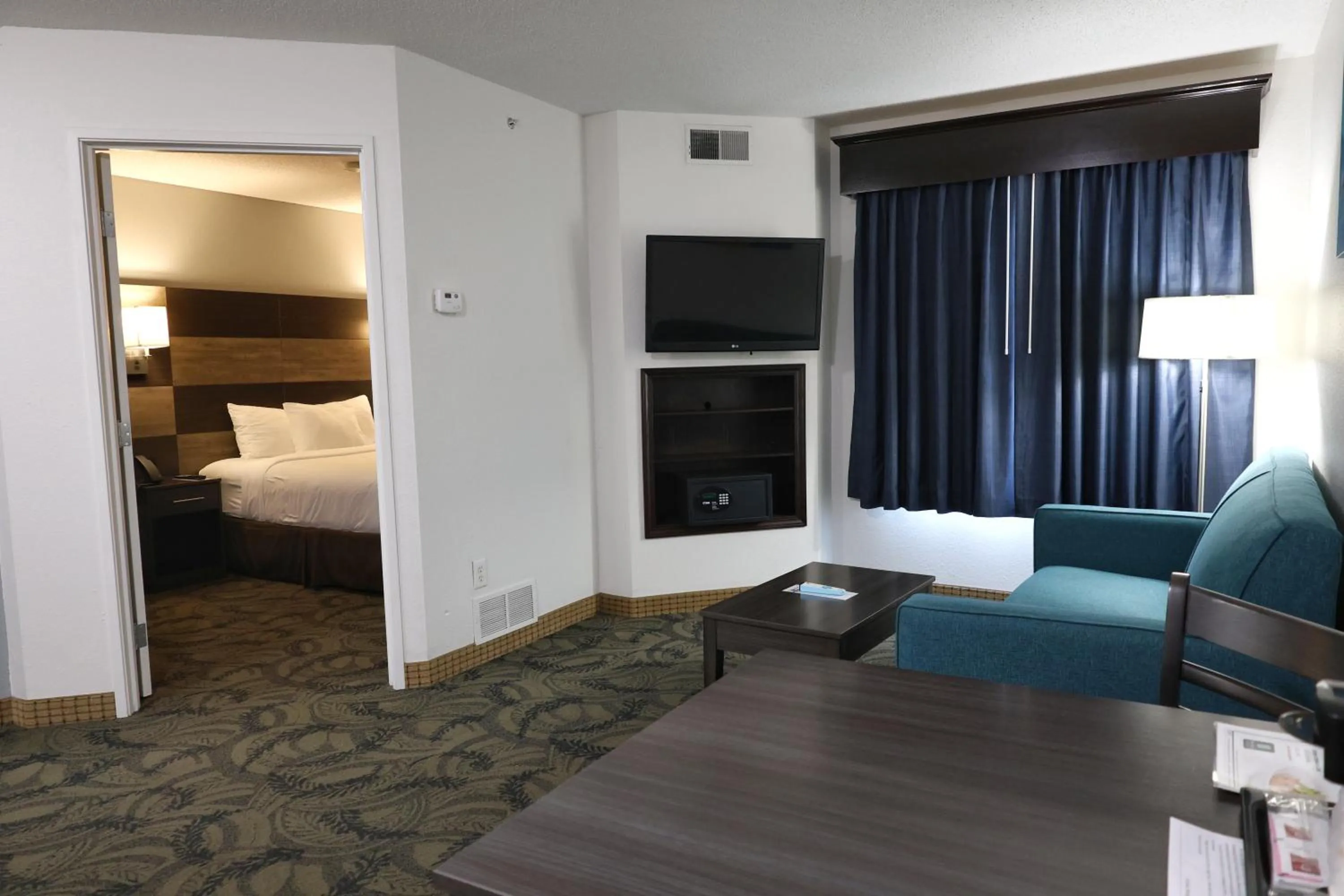 Living room, Bed in MainStay Suites Madison Airport