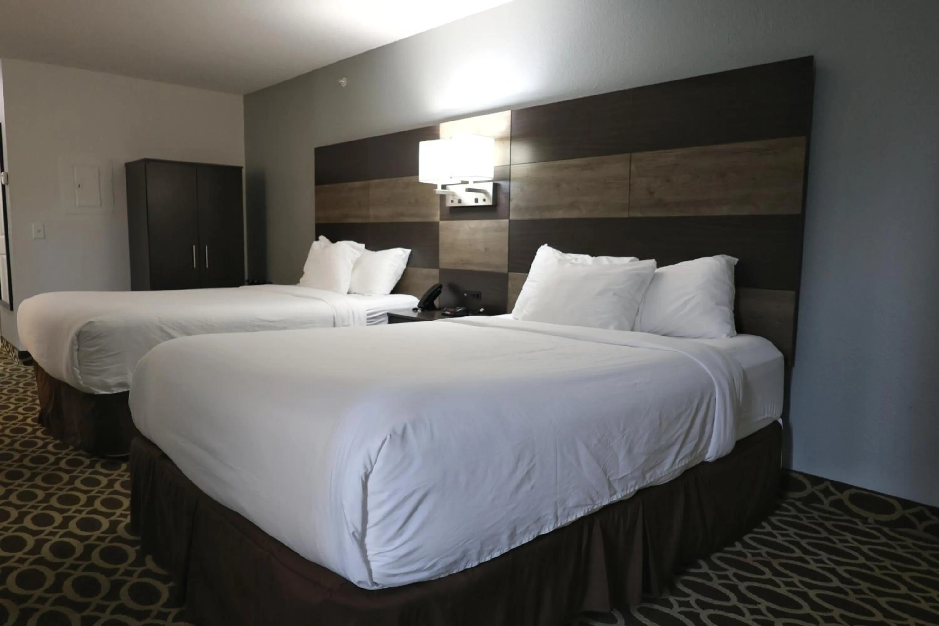 Bed in MainStay Suites Madison Airport