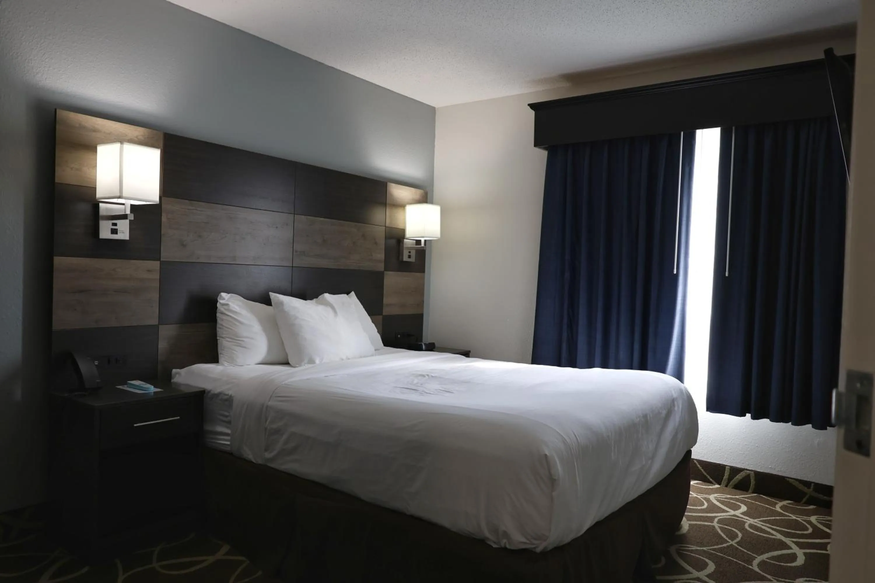 Bed in MainStay Suites Madison Airport