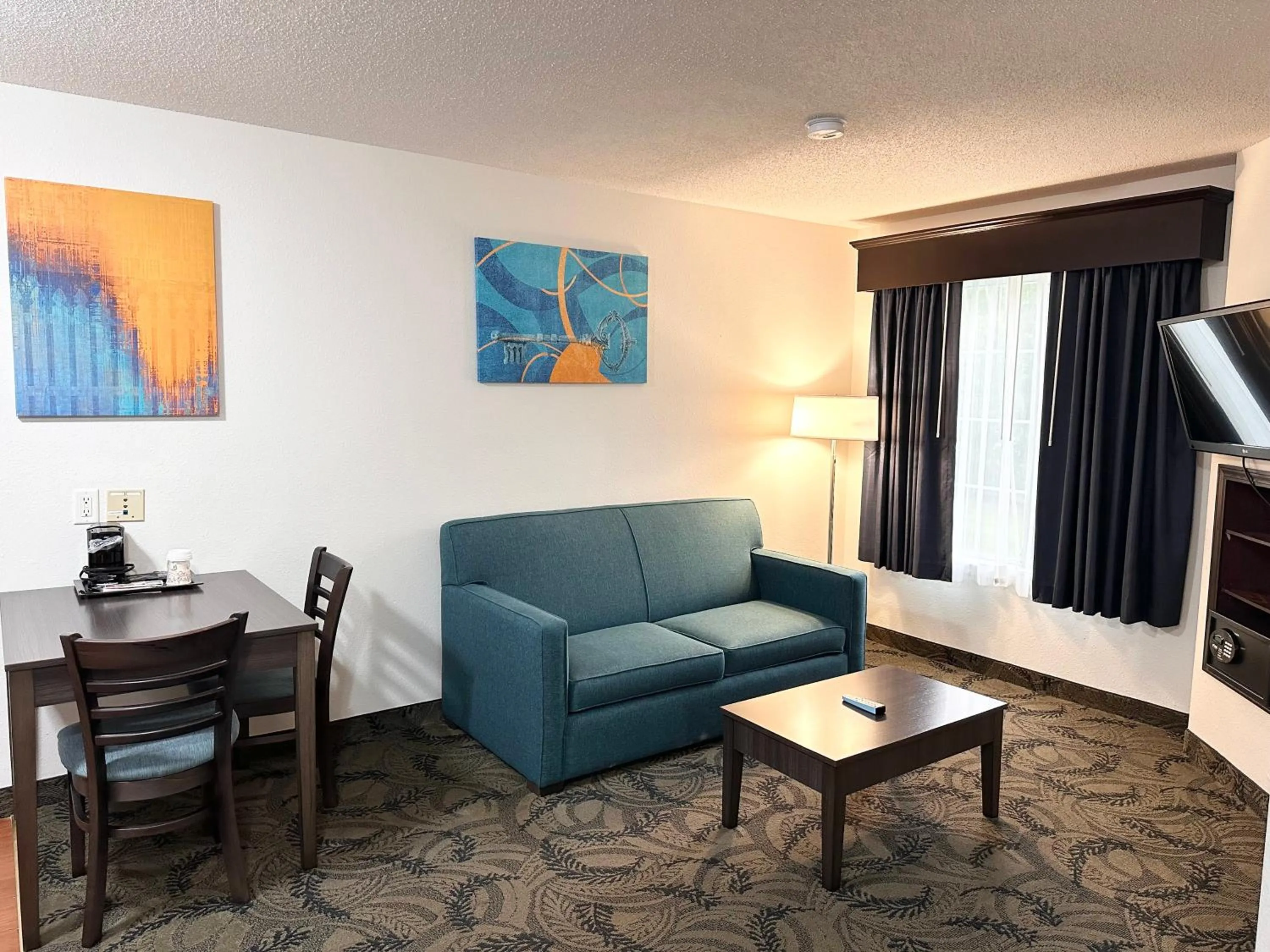 Living room in MainStay Suites Madison Airport