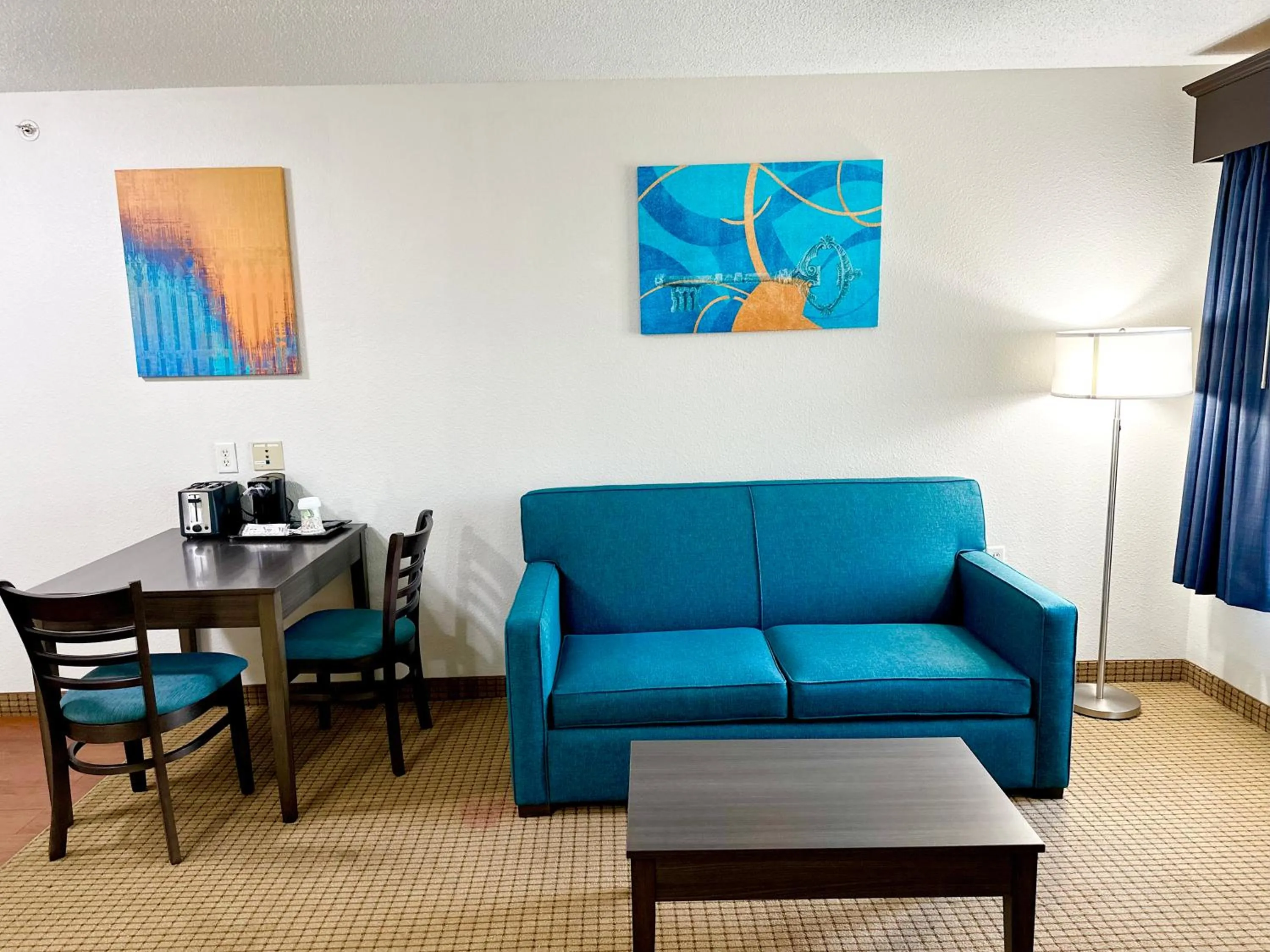Living room in MainStay Suites Madison Airport