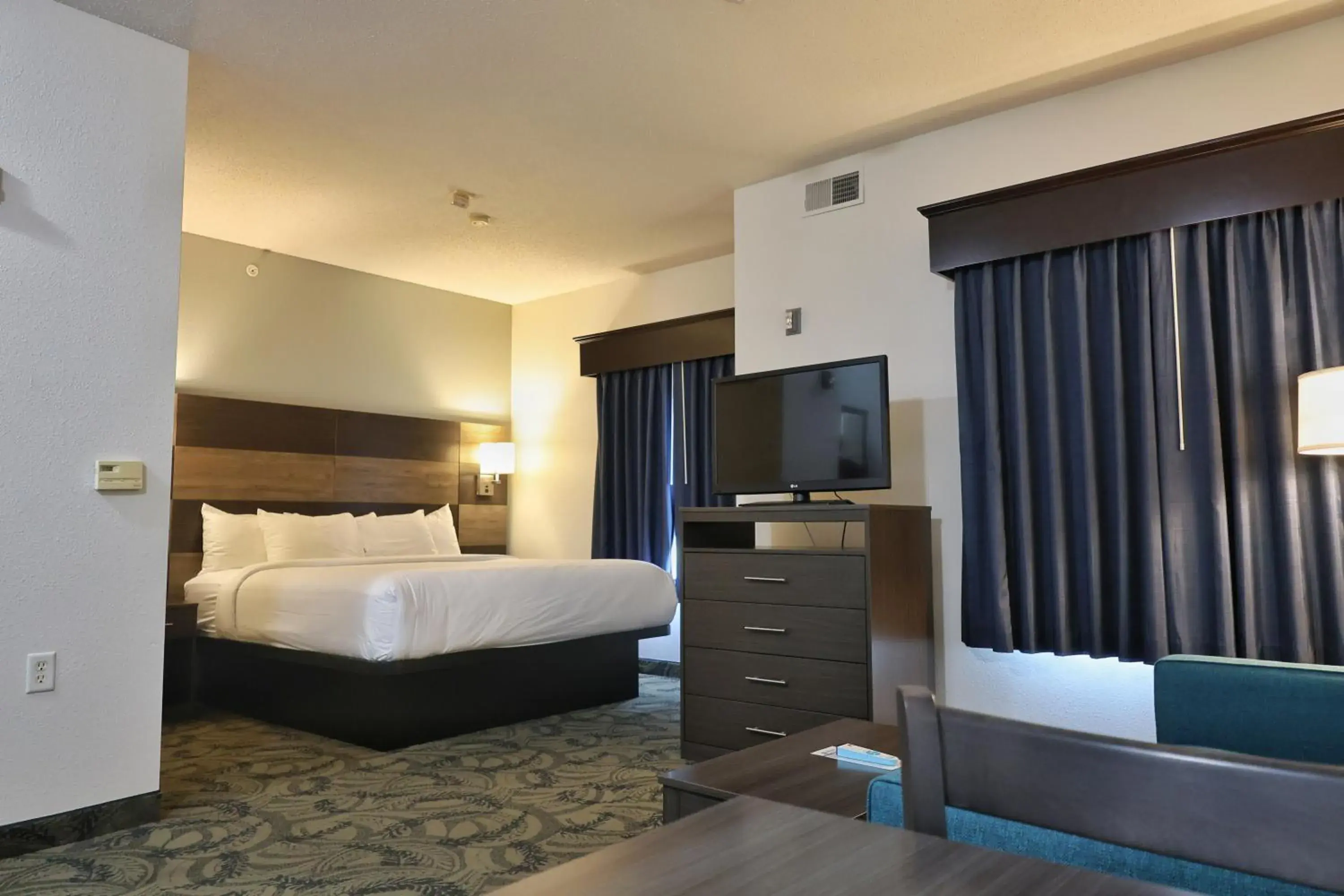 Efficiency One Room Suite with Sofa bed - Disability Access/Non Smoking in MainStay Suites Madison Airport Efficiency One Room Suite with Sofa bed - Disability Access/Non Smoking in MainStay Suites Madison Airport