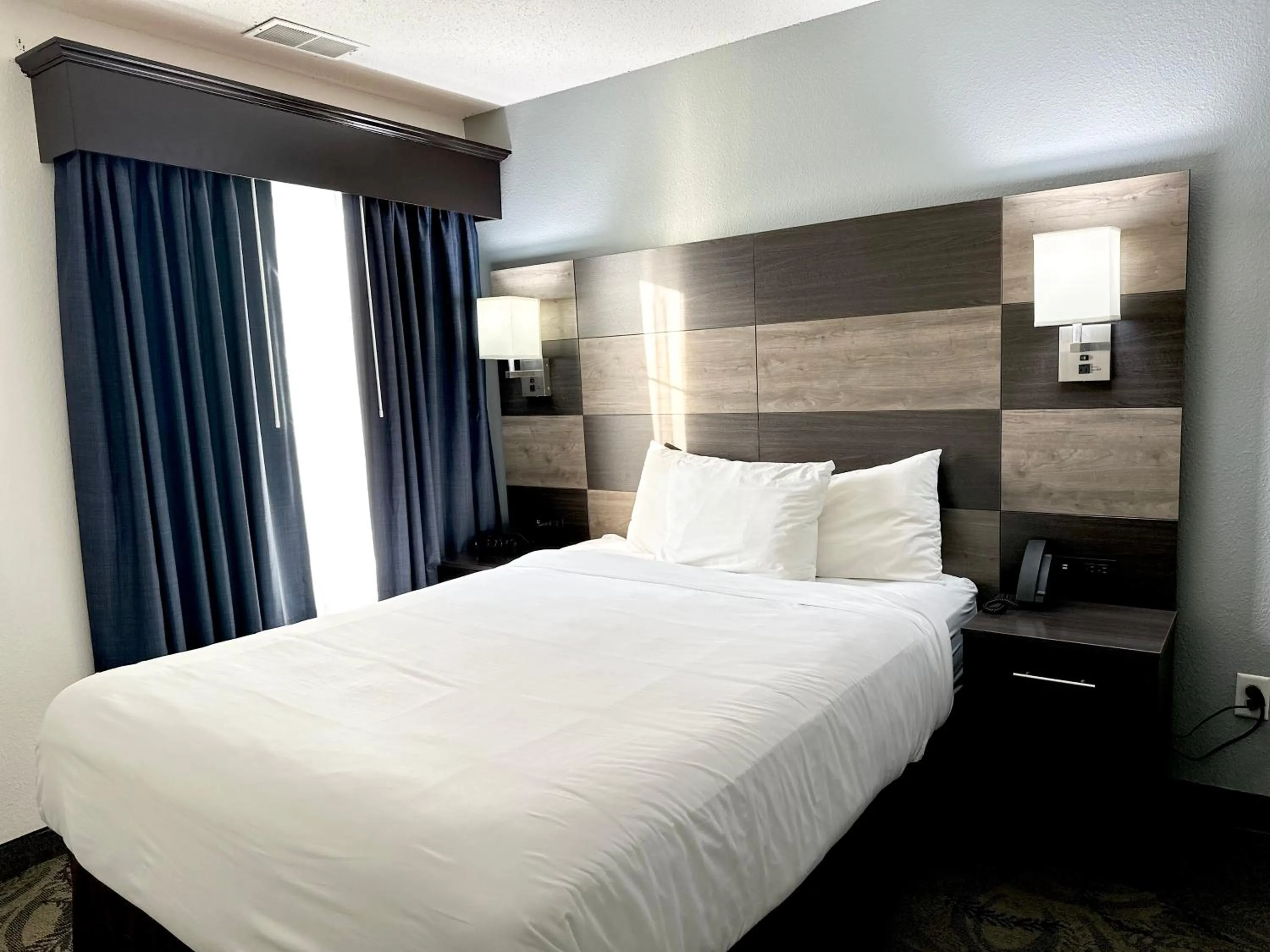 Bed in MainStay Suites Madison Airport