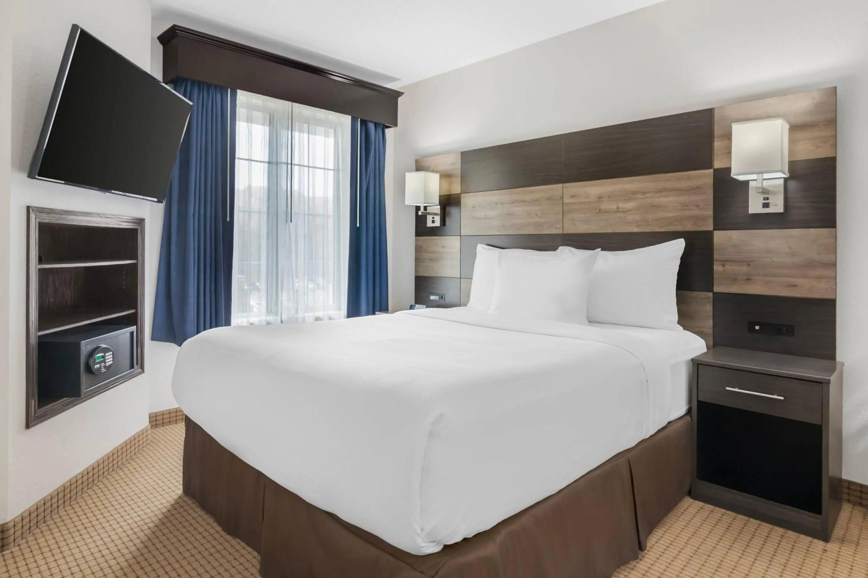 Bedroom, Bed in MainStay Suites Madison Airport