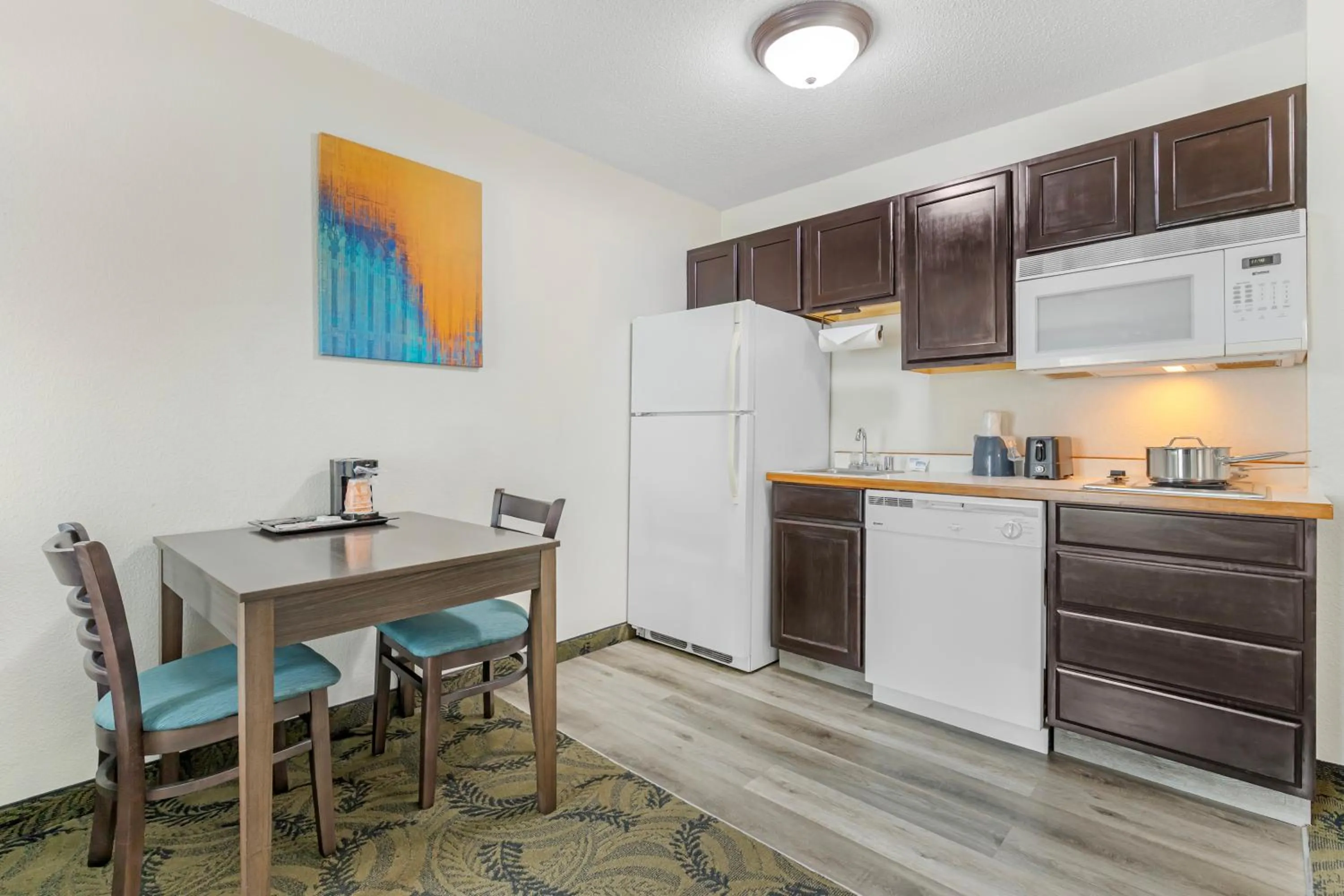 Kitchen or kitchenette in MainStay Suites Madison Airport
