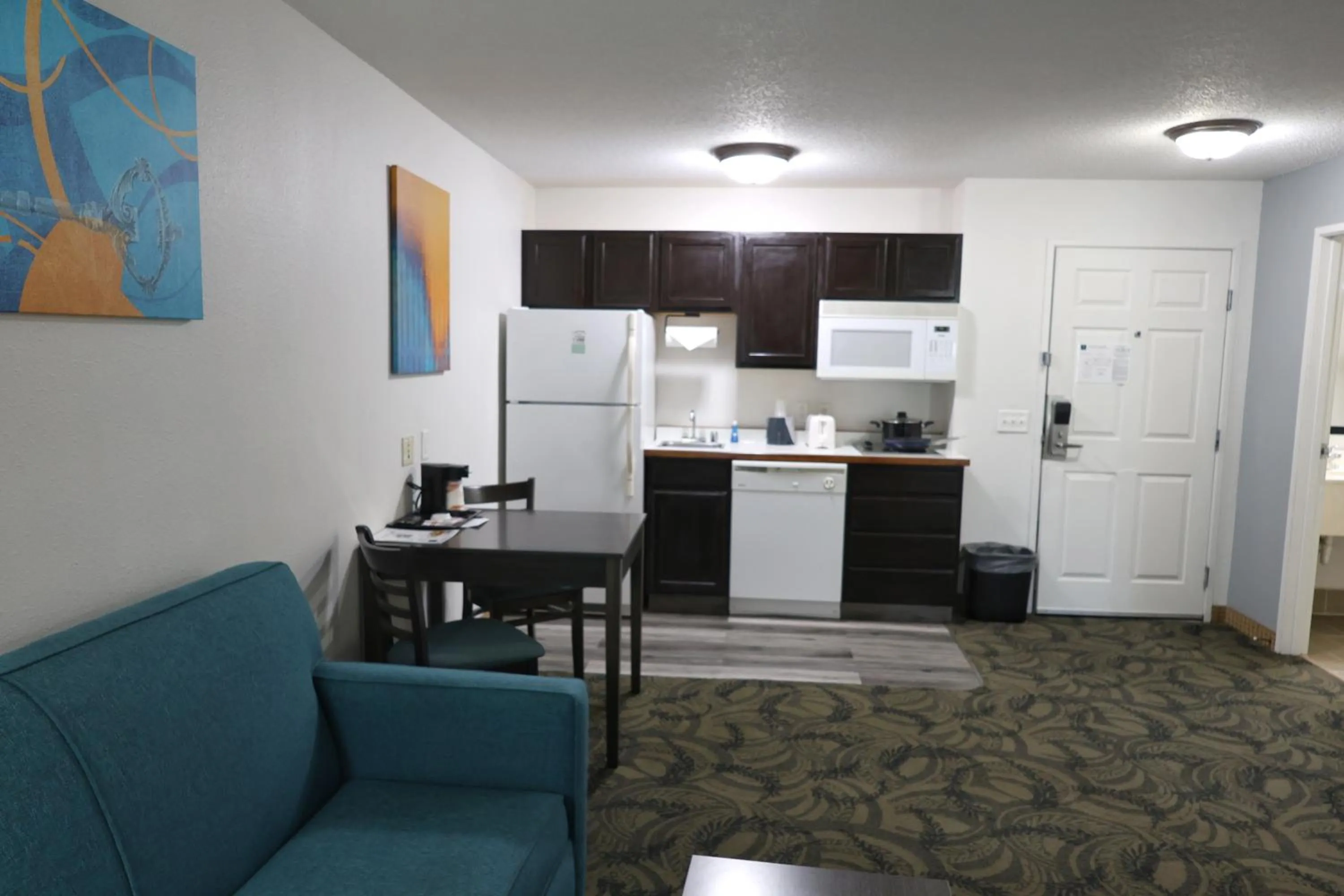 Kitchen or kitchenette in MainStay Suites Madison Airport