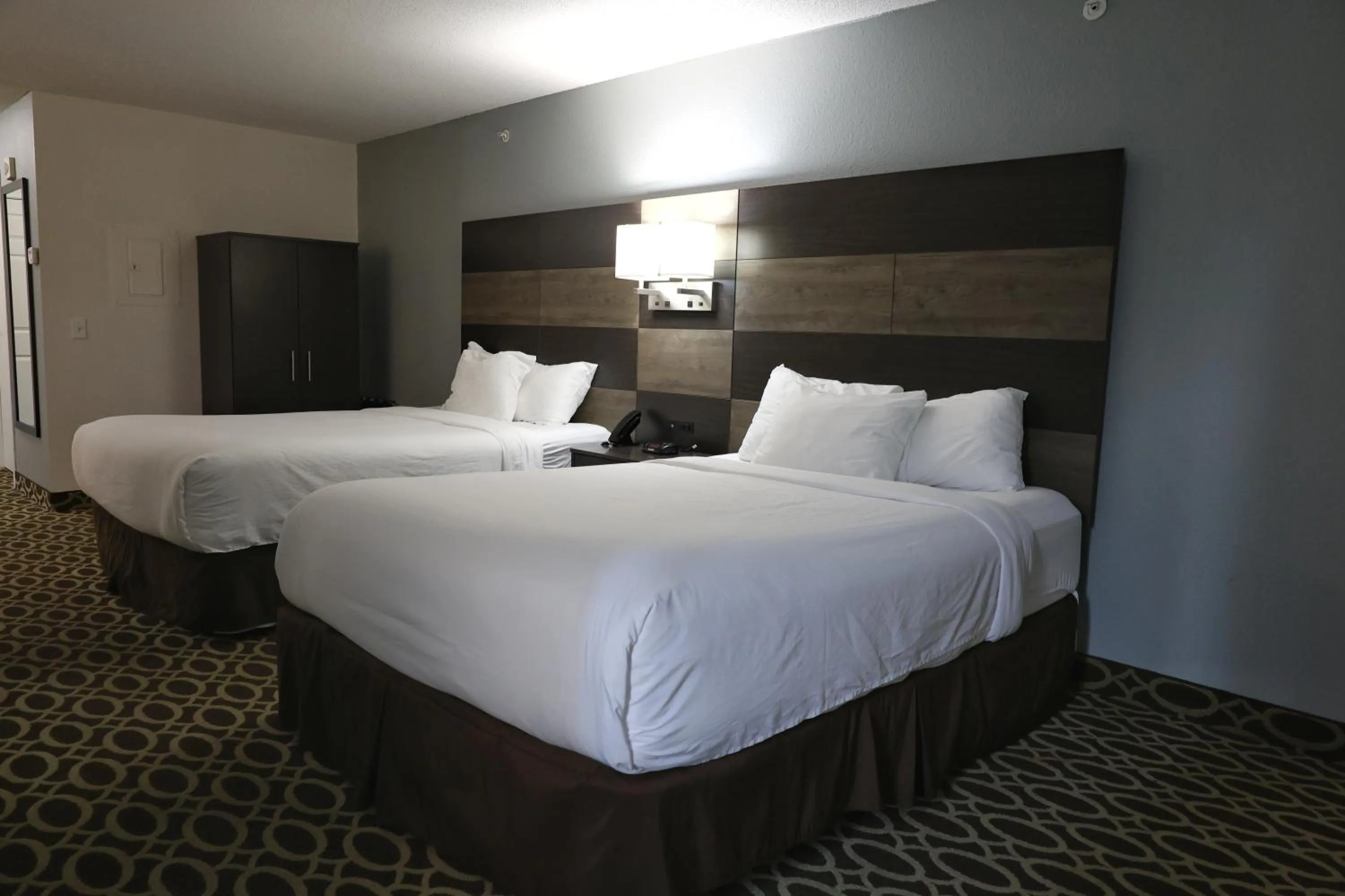 Bed in MainStay Suites Madison Airport