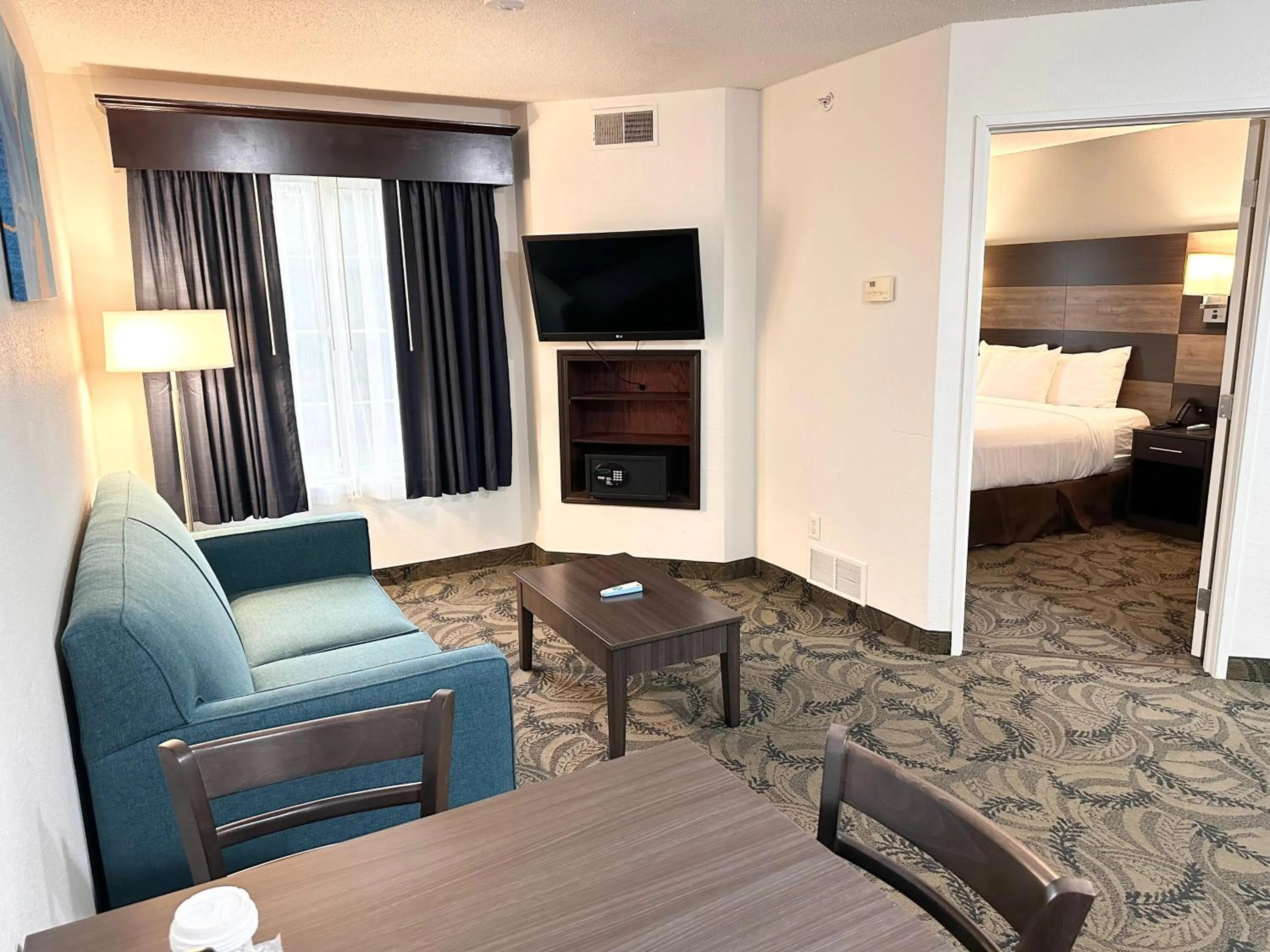 Living room, Bed in MainStay Suites Madison Airport