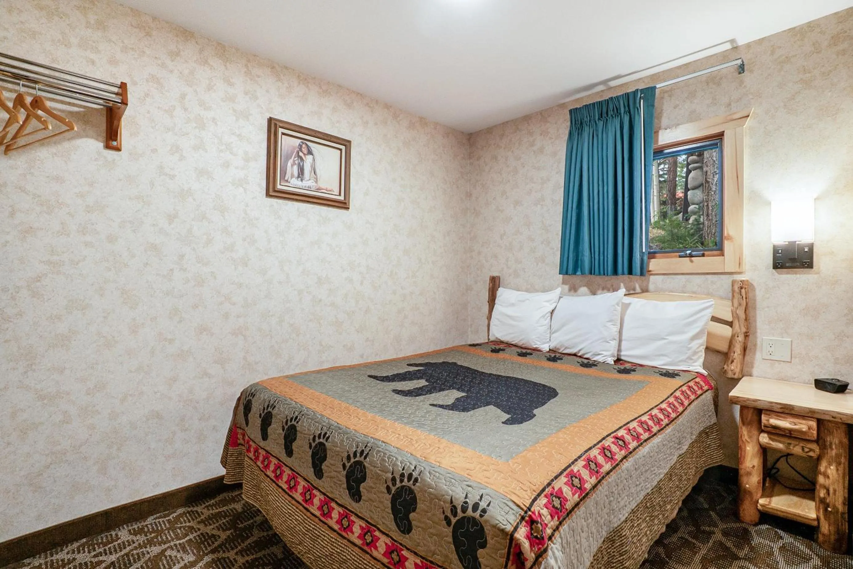 Bedroom, Bed in Spirit Lake Lodge