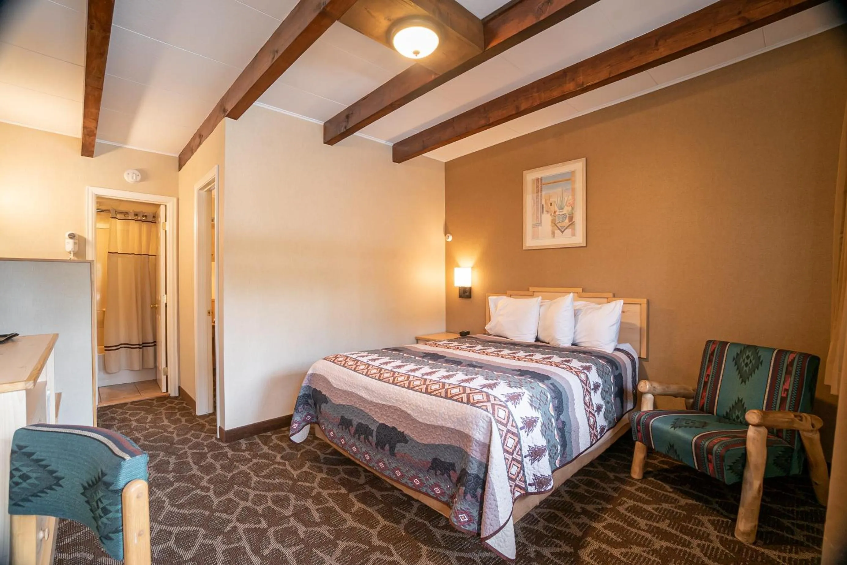 Photo of the whole room, Bed in Spirit Lake Lodge