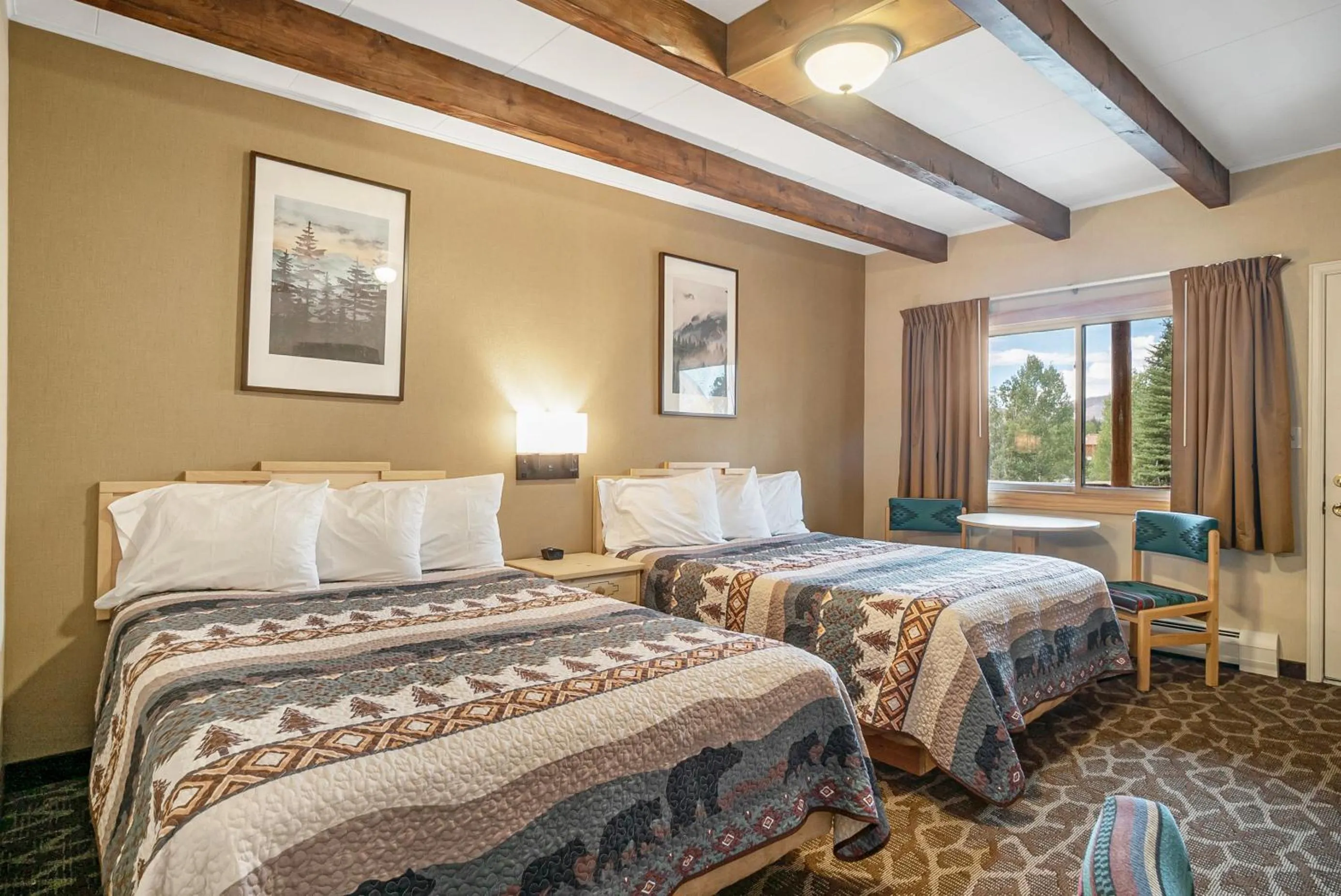 Photo of the whole room, Bed in Spirit Lake Lodge