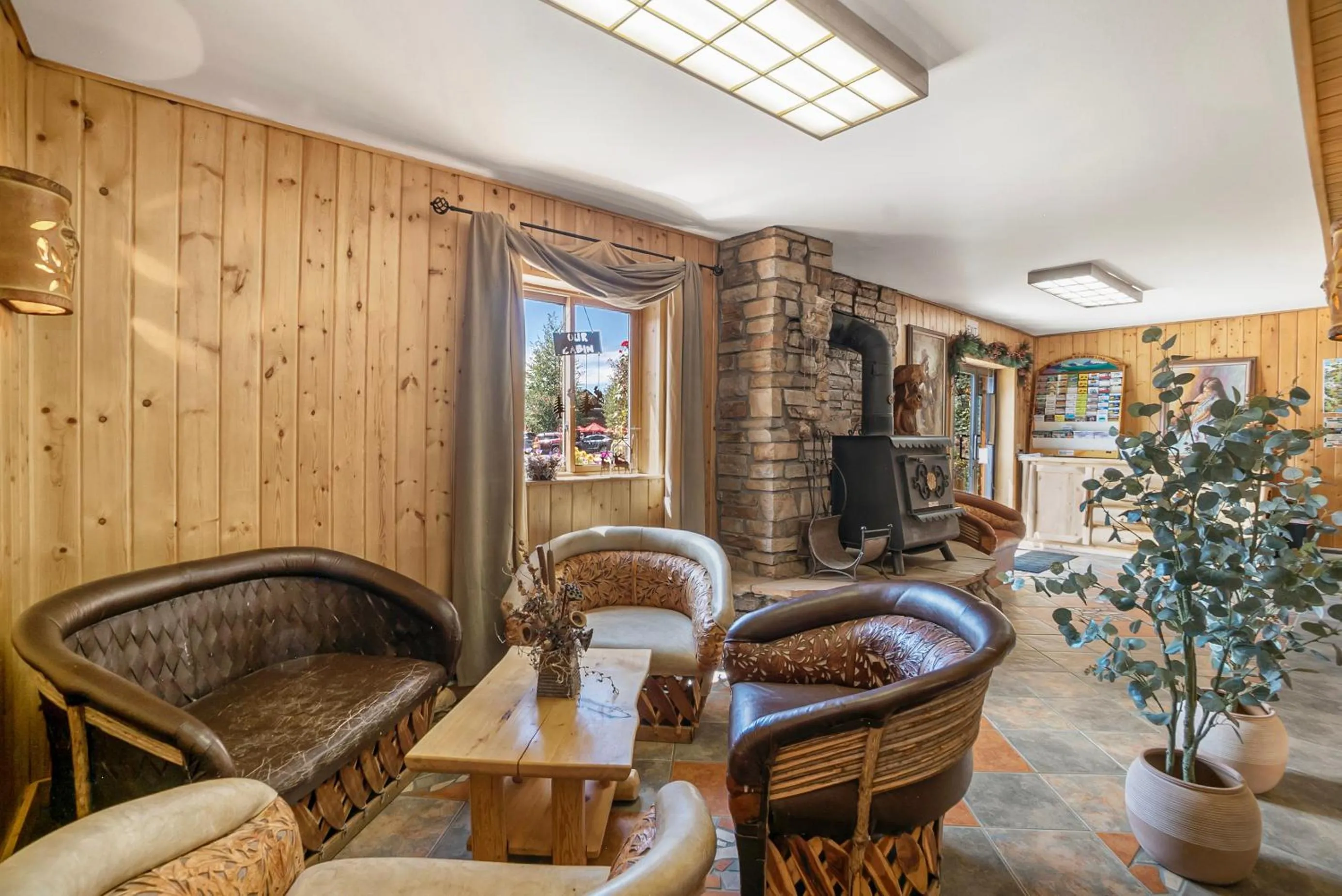 Communal lounge/ TV room in Spirit Lake Lodge