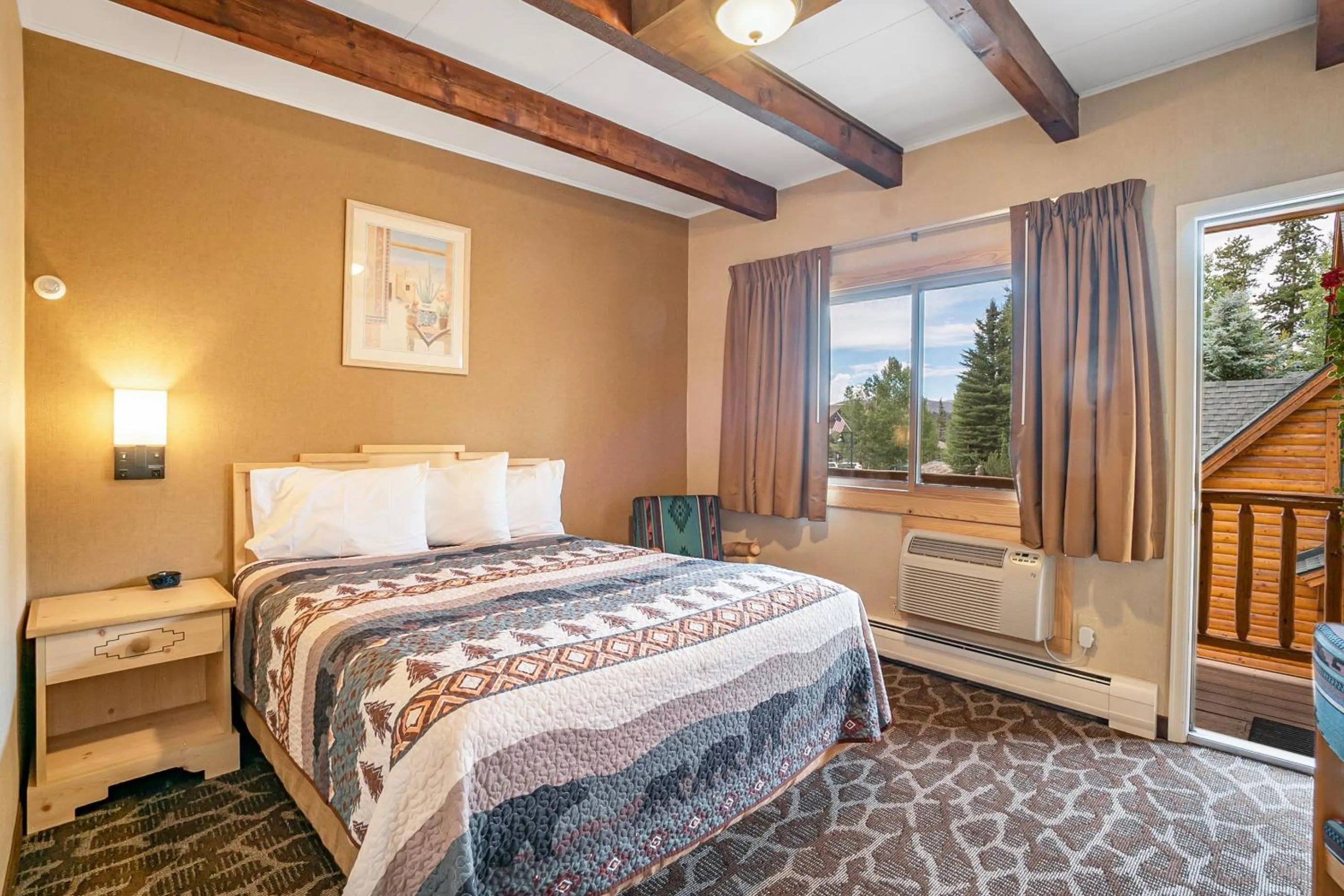 Bedroom, Bed in Spirit Lake Lodge