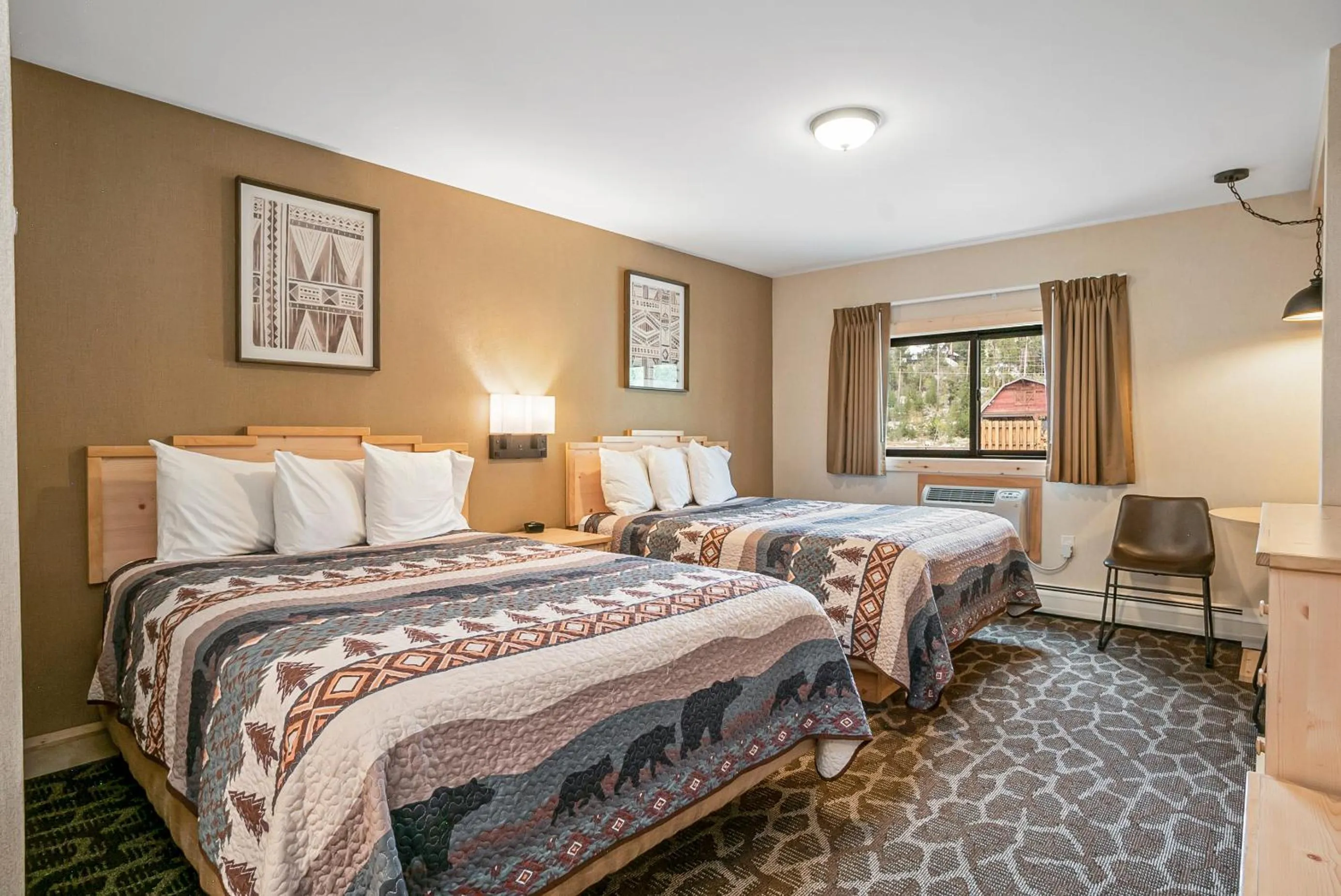 Photo of the whole room, Bed in Spirit Lake Lodge