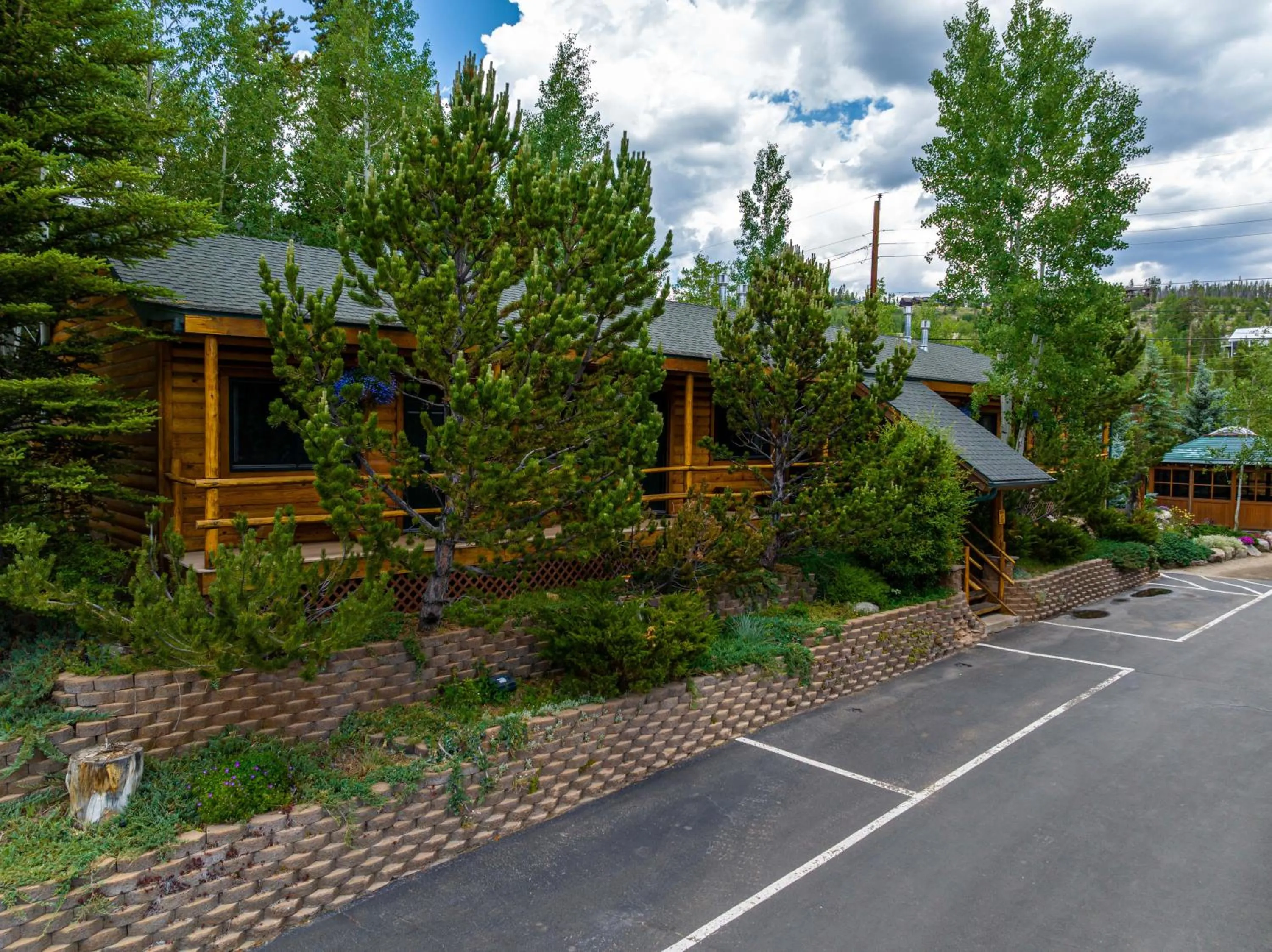 Property building in Spirit Lake Lodge