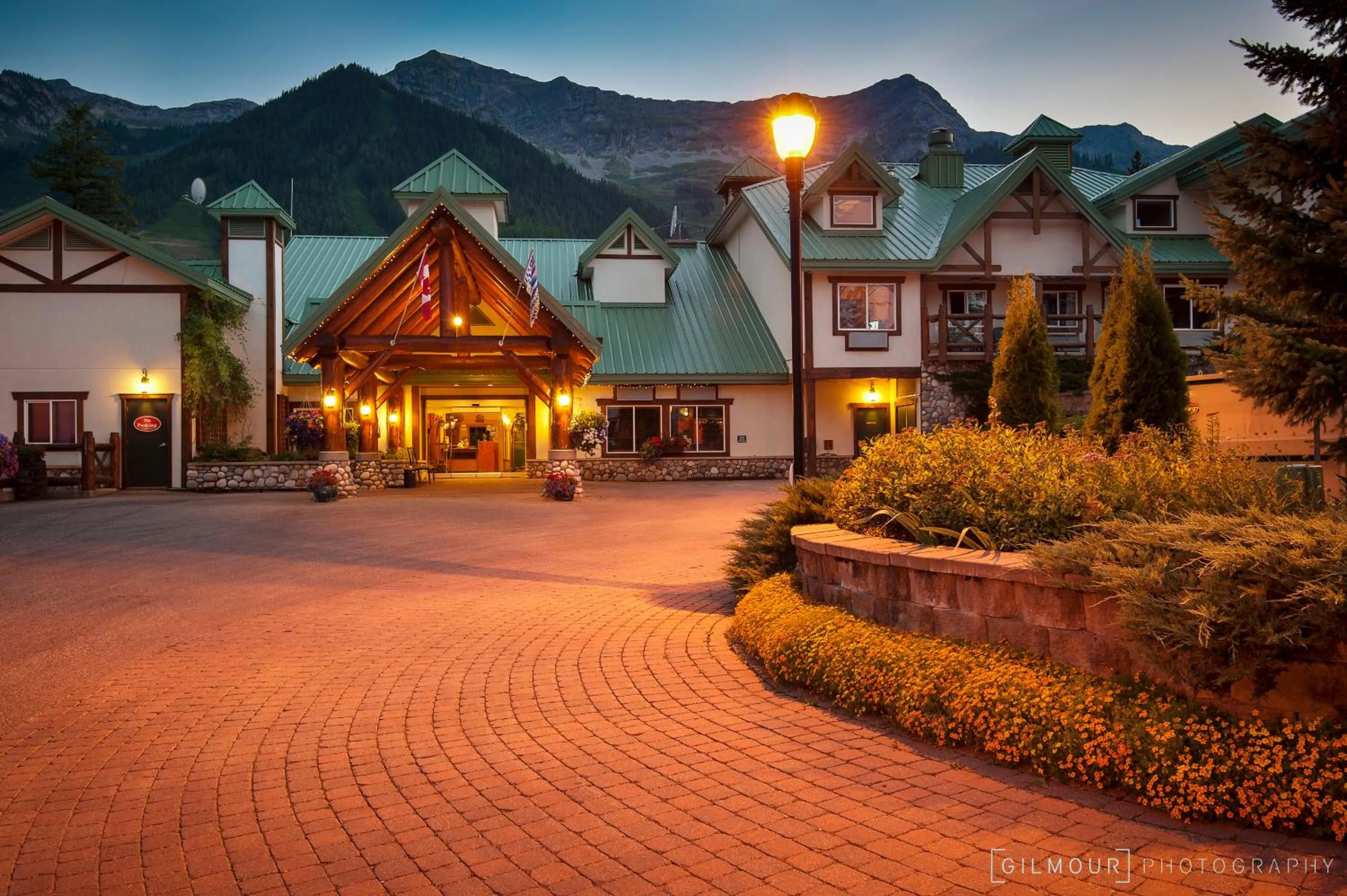 Facade/entrance in Lizard Creek Lodge