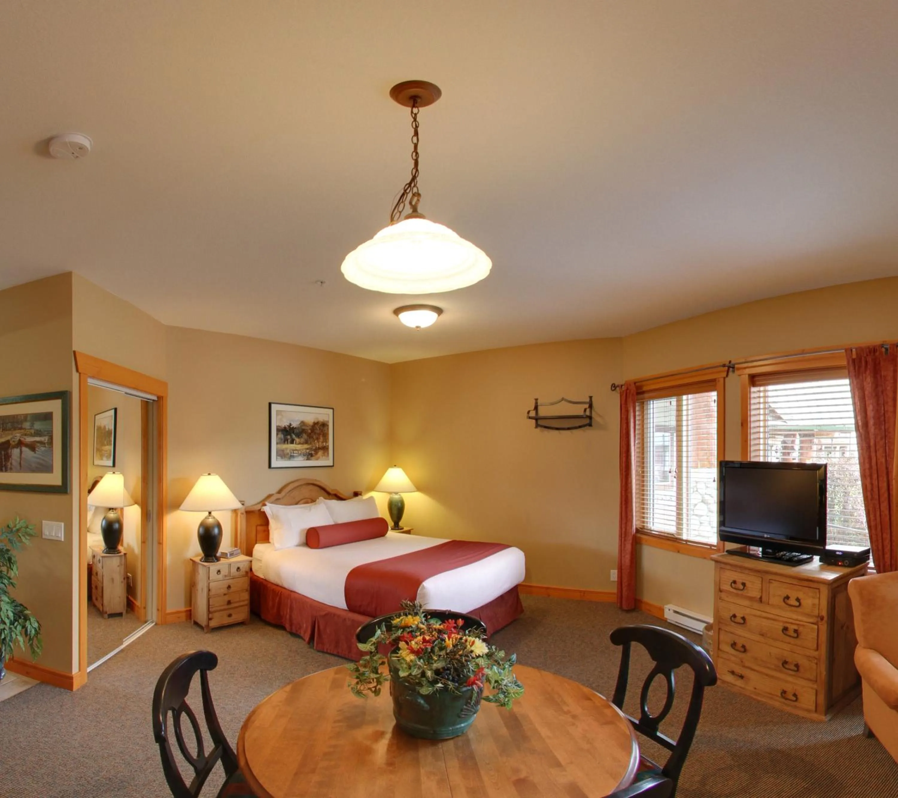 Studio with Kitchen in Lizard Creek Lodge