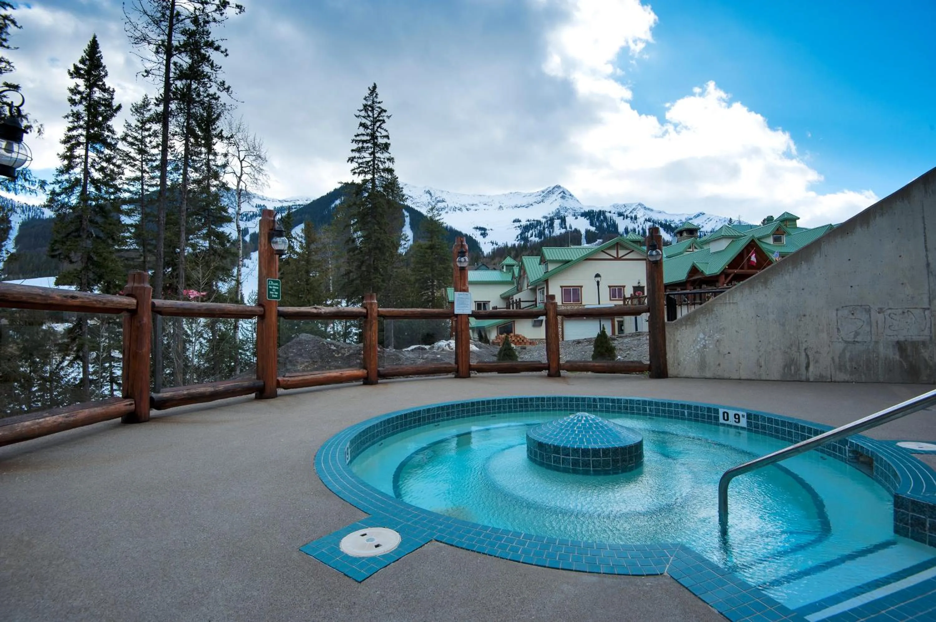 Hot Tub in Lizard Creek Lodge