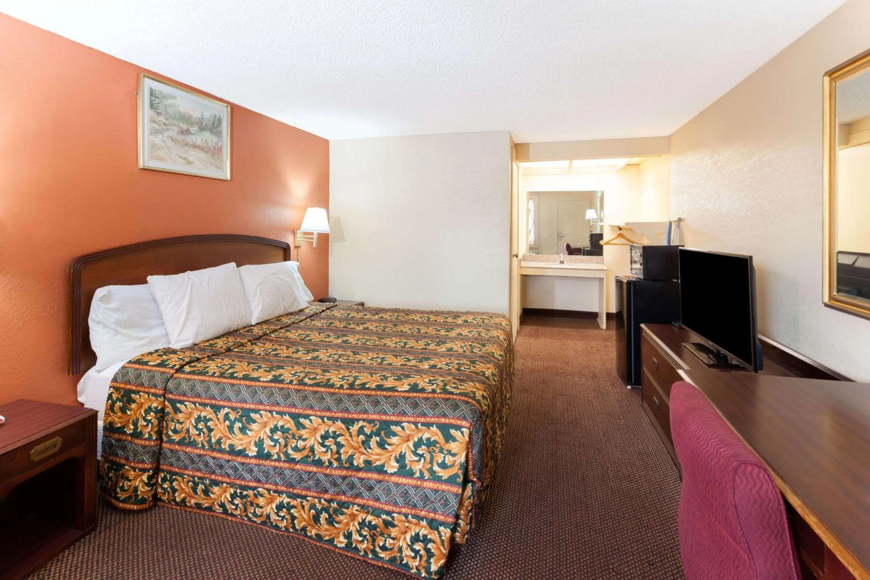 Photo of the whole room, Bed in Knights Inn - Tucker