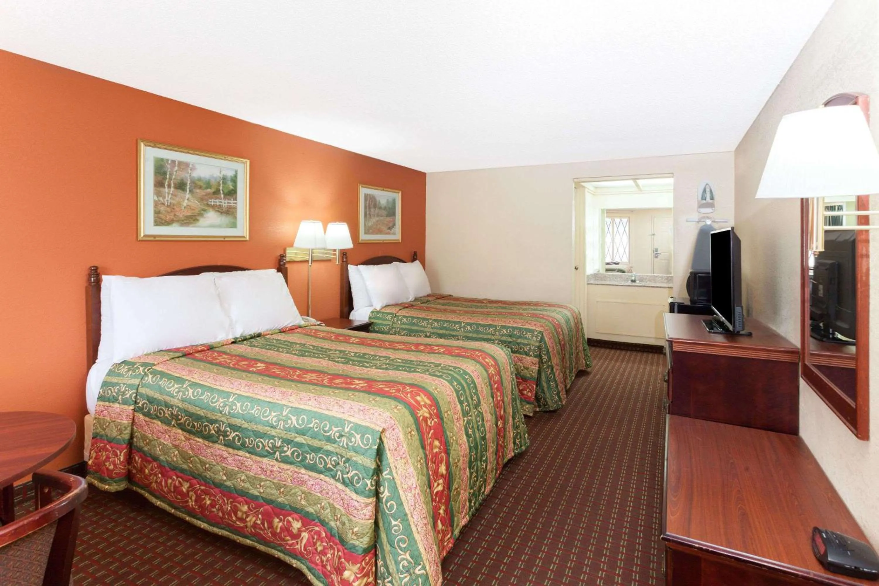 Photo of the whole room, Bed in Knights Inn - Tucker