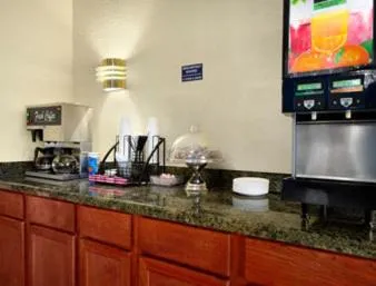 Knights Inn - Tucker