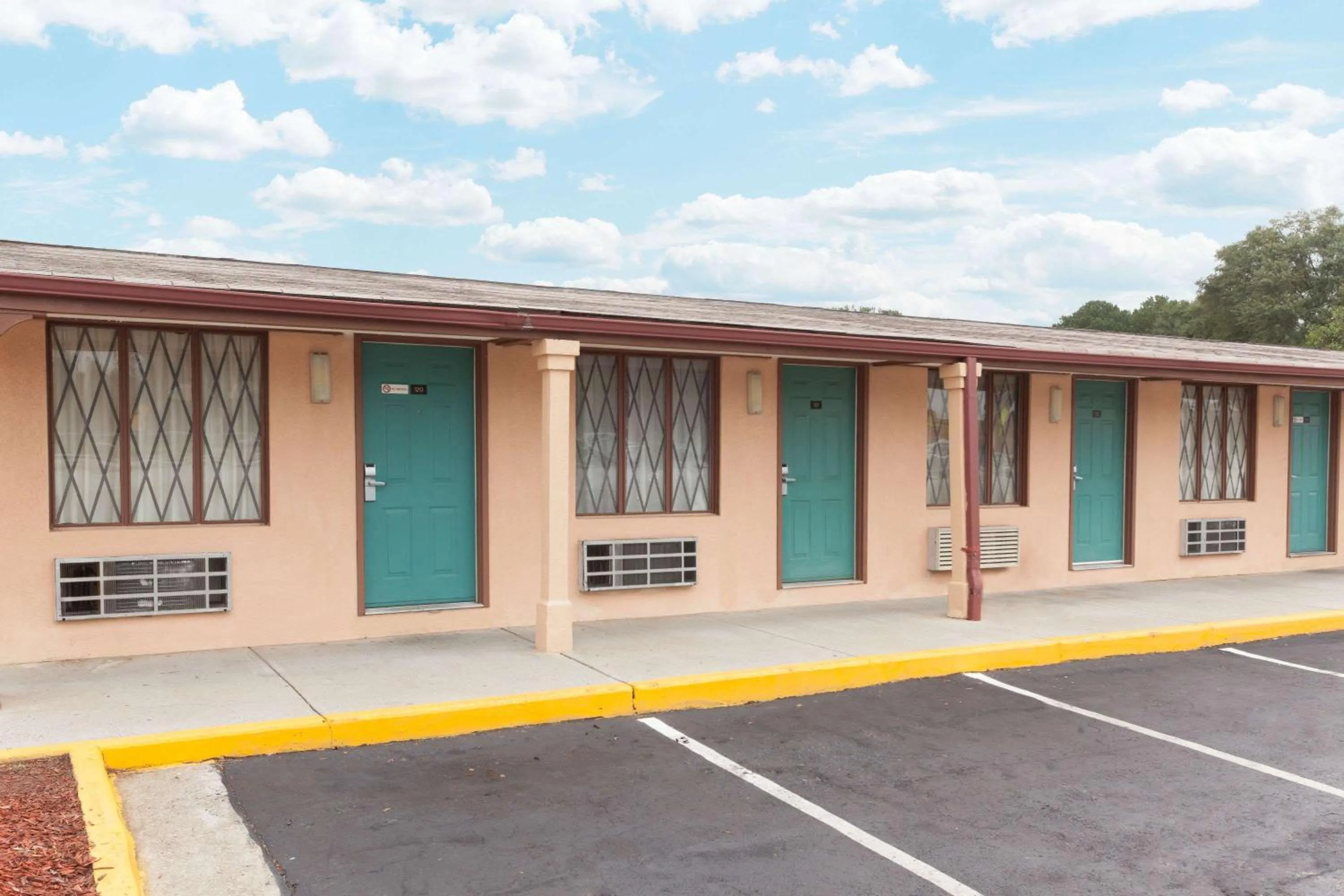 Property building in Knights Inn - Tucker