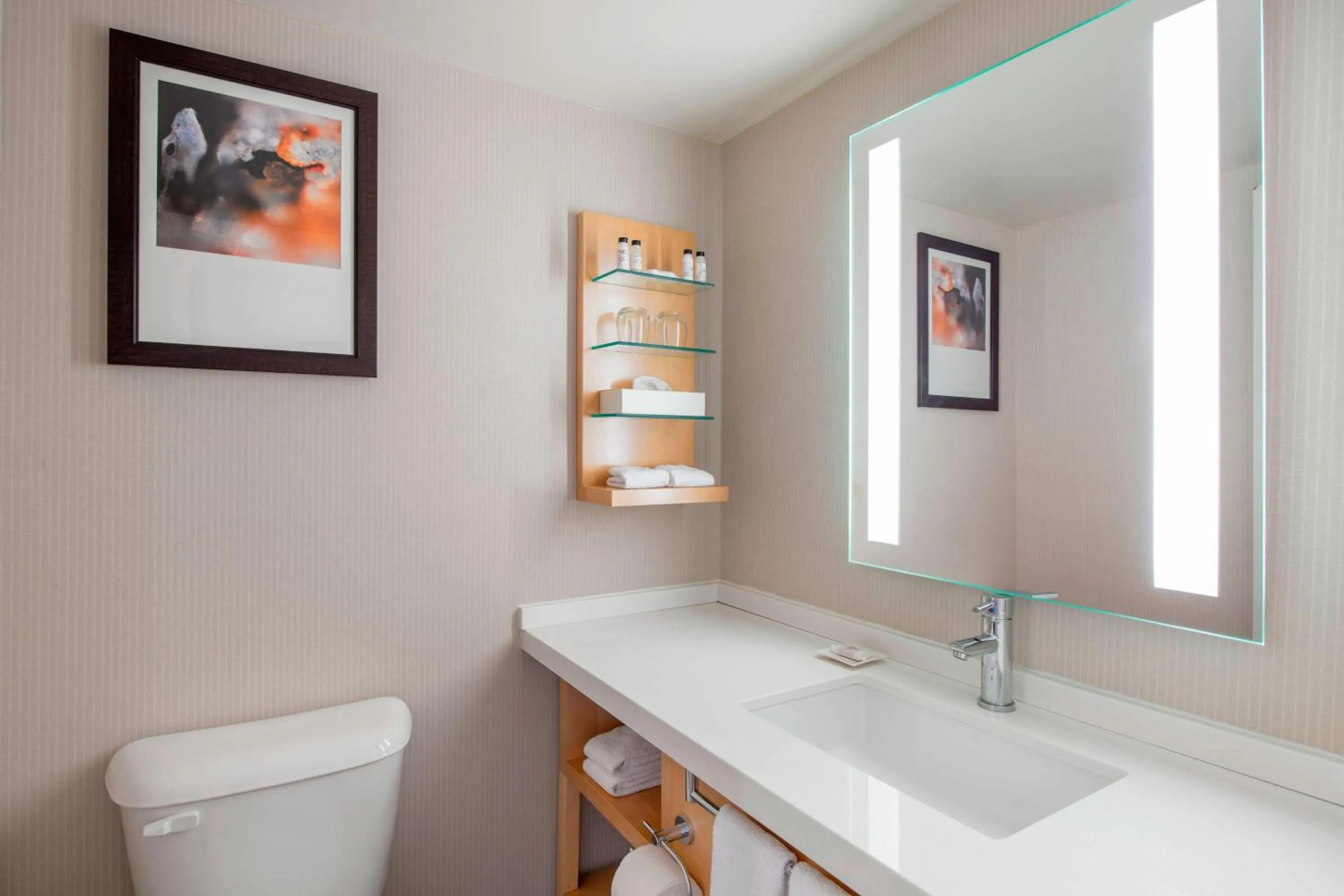 Photo of the whole room in Delta Hotels by Marriott Regina