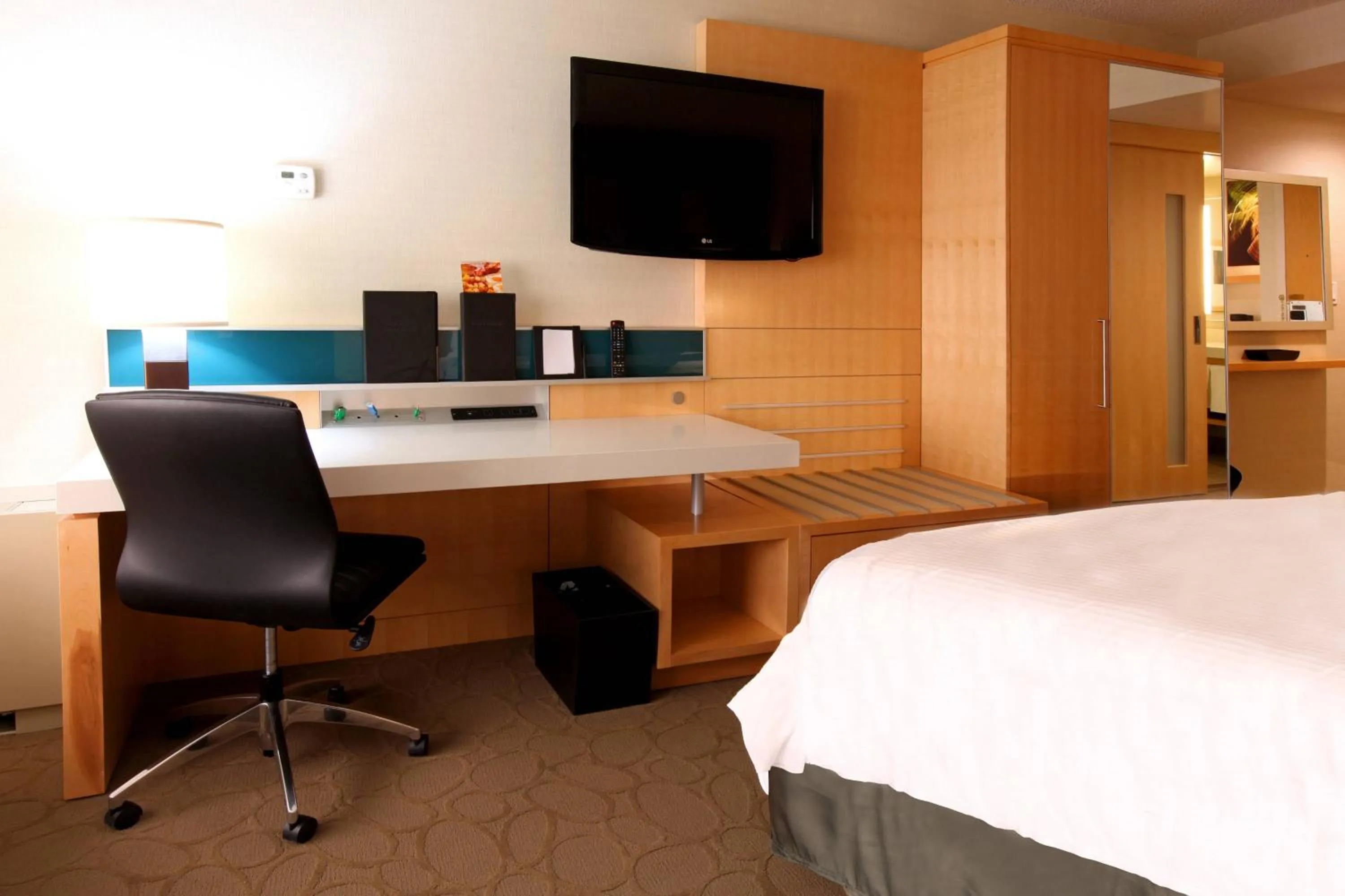 Photo of the whole room, Bed in Delta Hotels by Marriott Regina