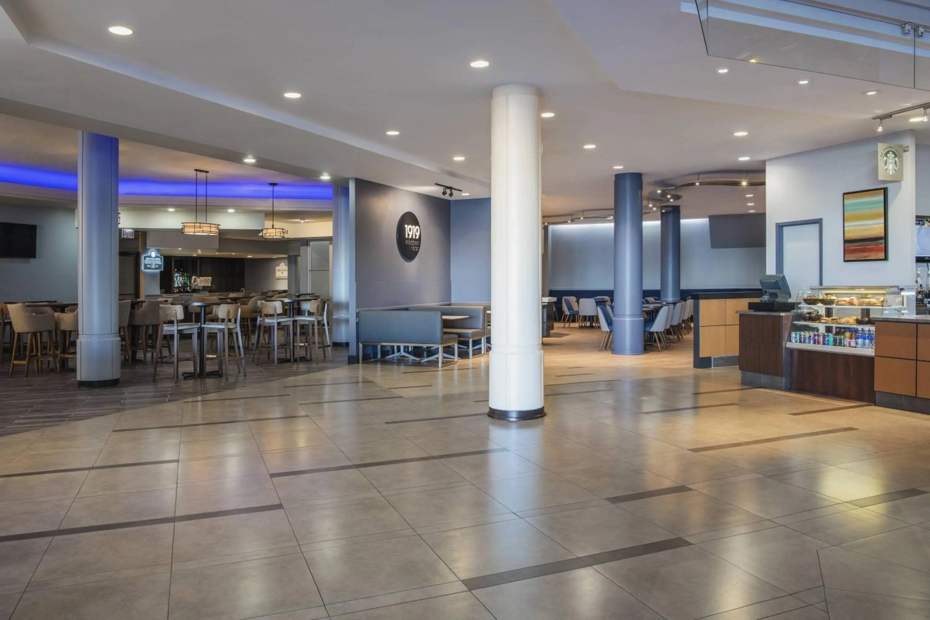 Lounge or bar in Delta Hotels by Marriott Regina