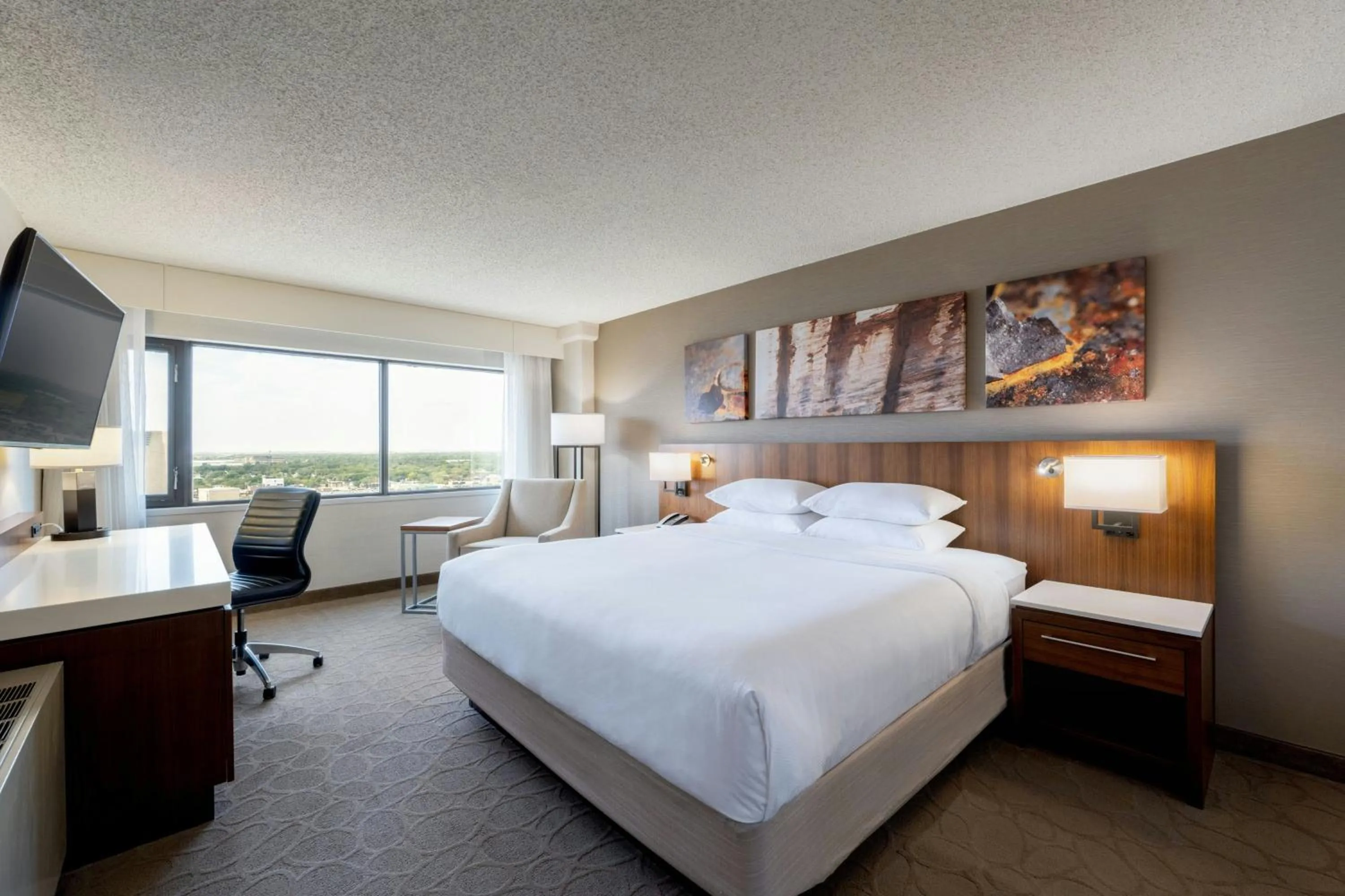 Photo of the whole room, Bed in Delta Hotels by Marriott Regina