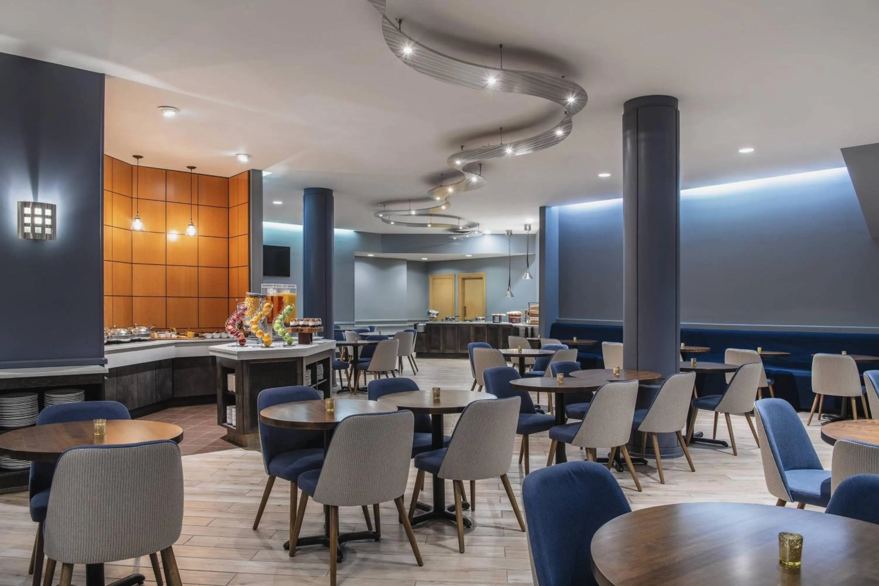 Lounge or bar in Delta Hotels by Marriott Regina