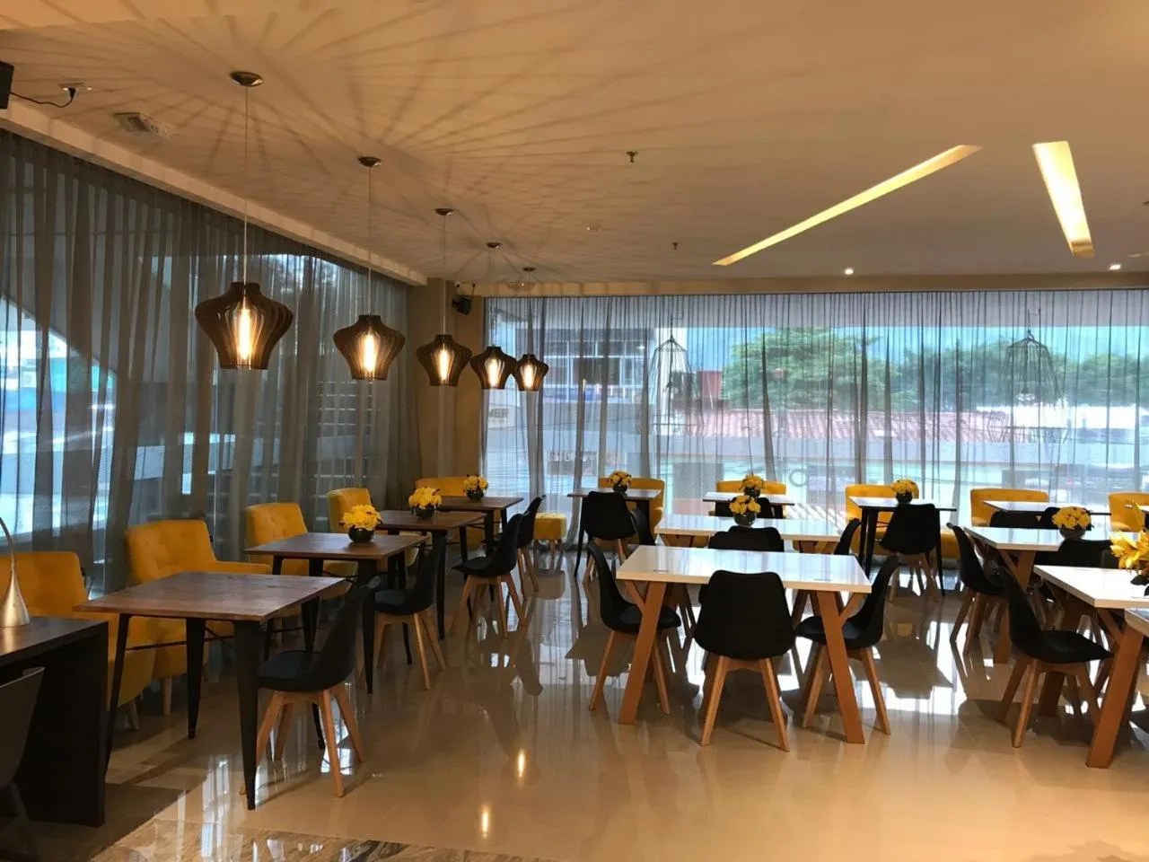 Restaurant/places to eat in Hotel F25