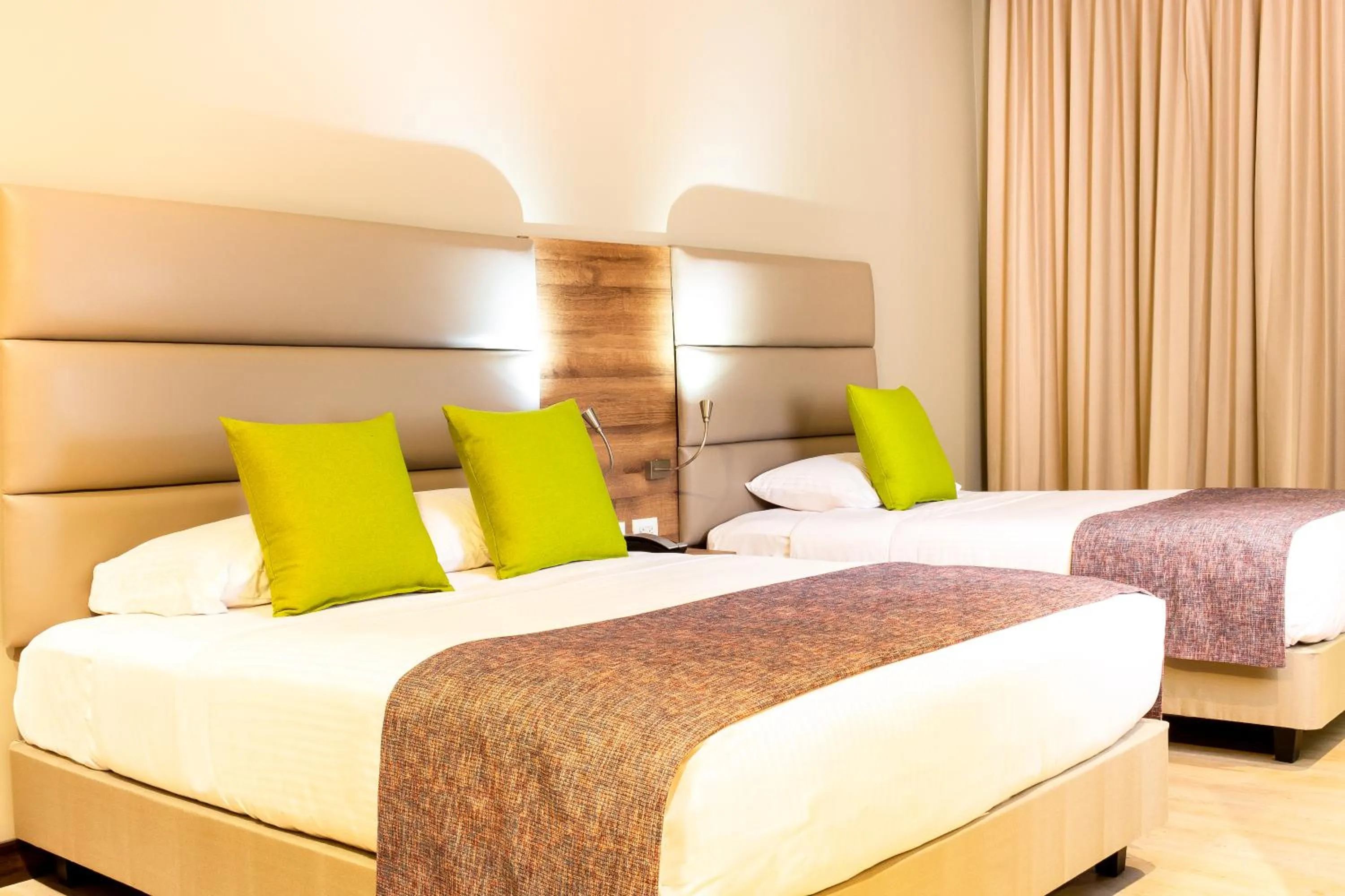 Text overlay, Bed in Hotel F25