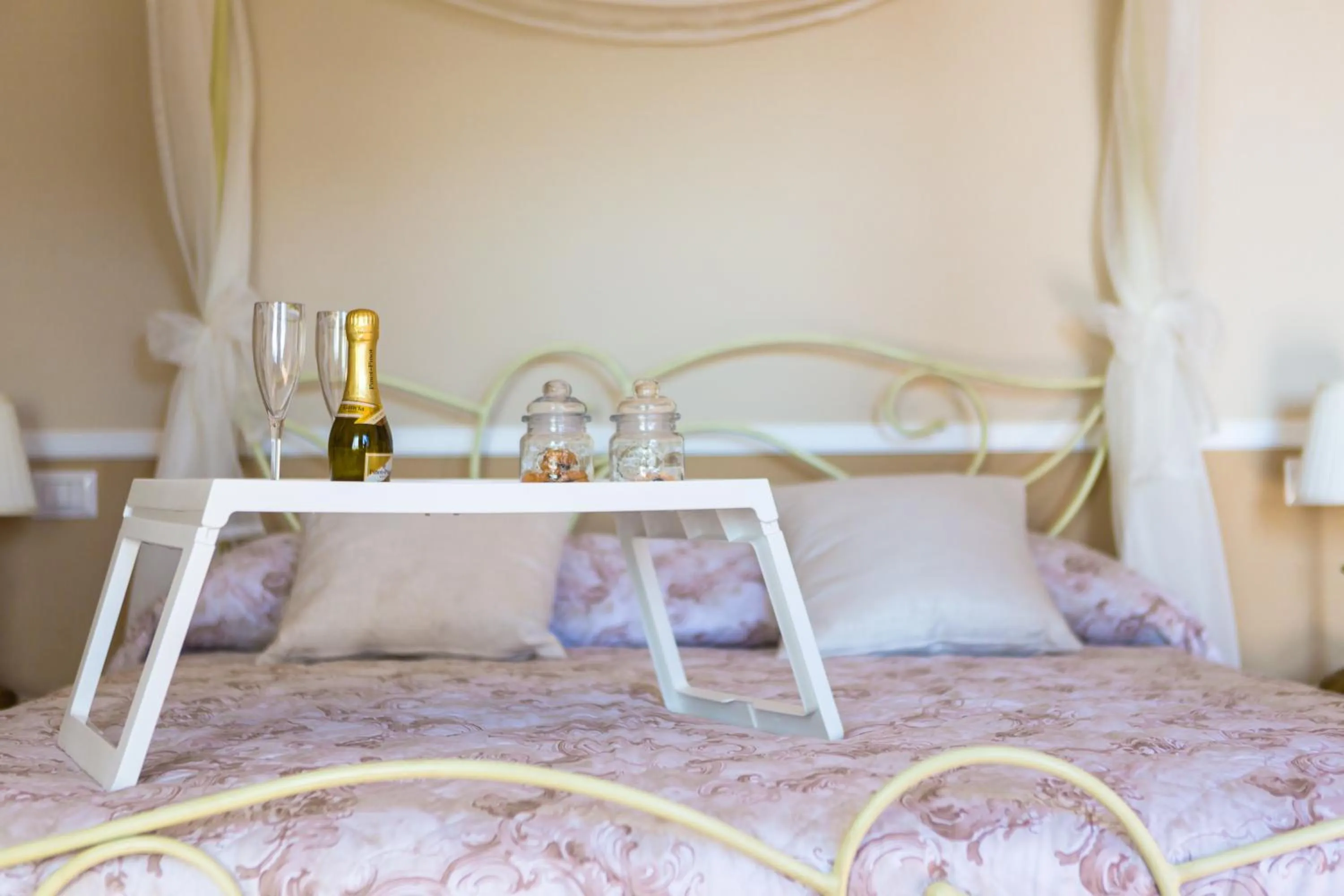 Decorative detail, Bed in B&B Il Folletto del Lago