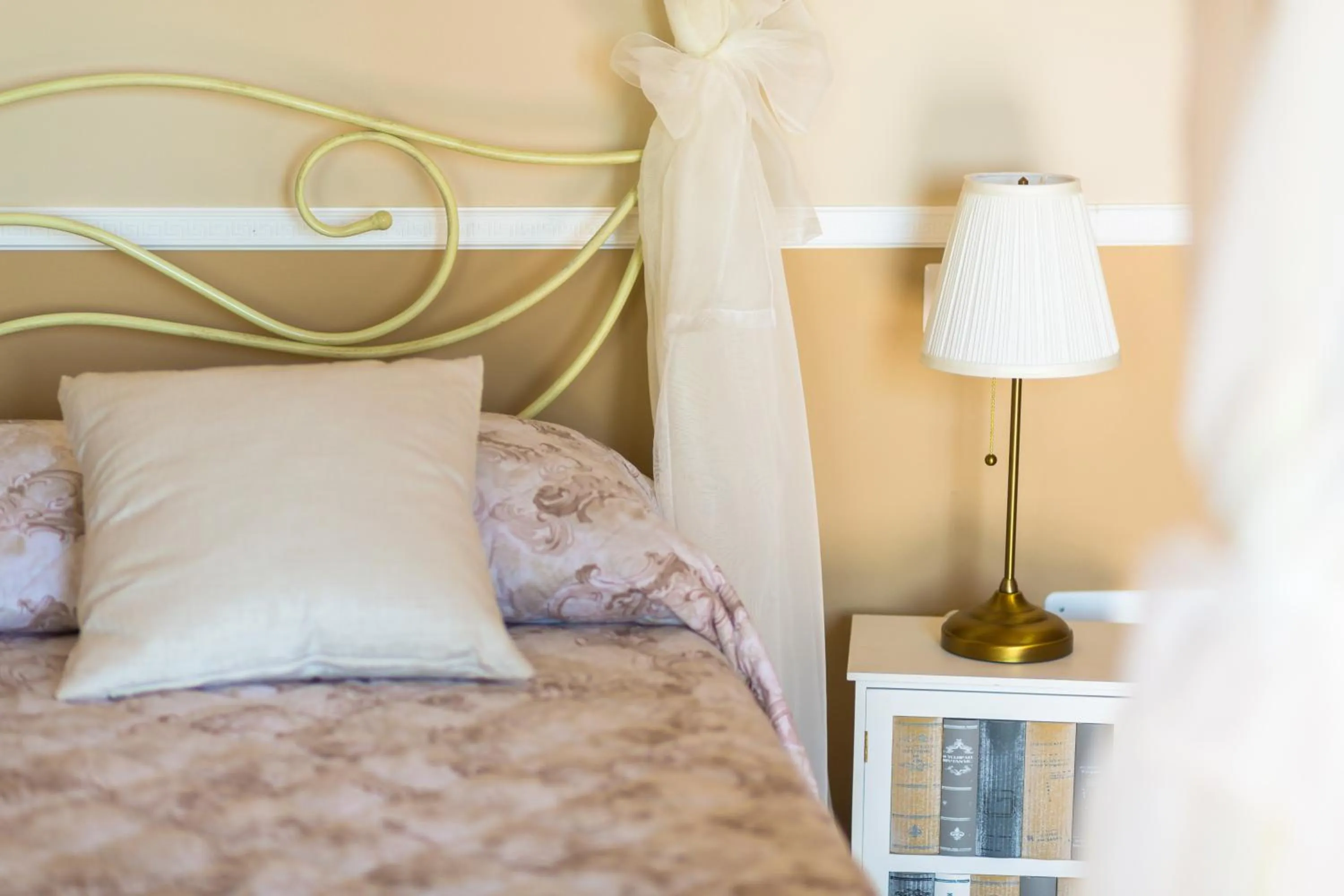 Decorative detail, Bed in B&B Il Folletto del Lago