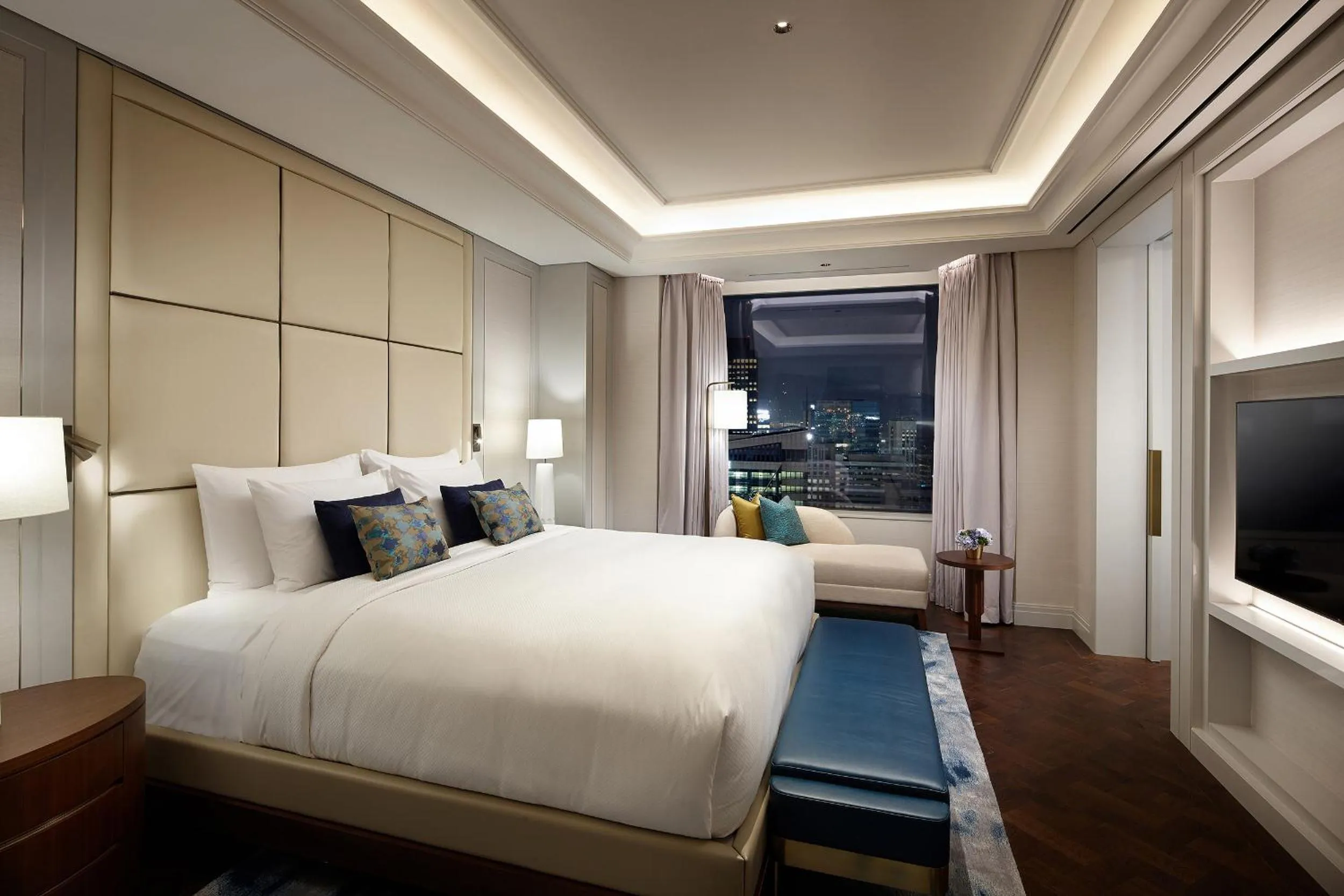 Bedroom, Bed in Lotte Hotel Seoul