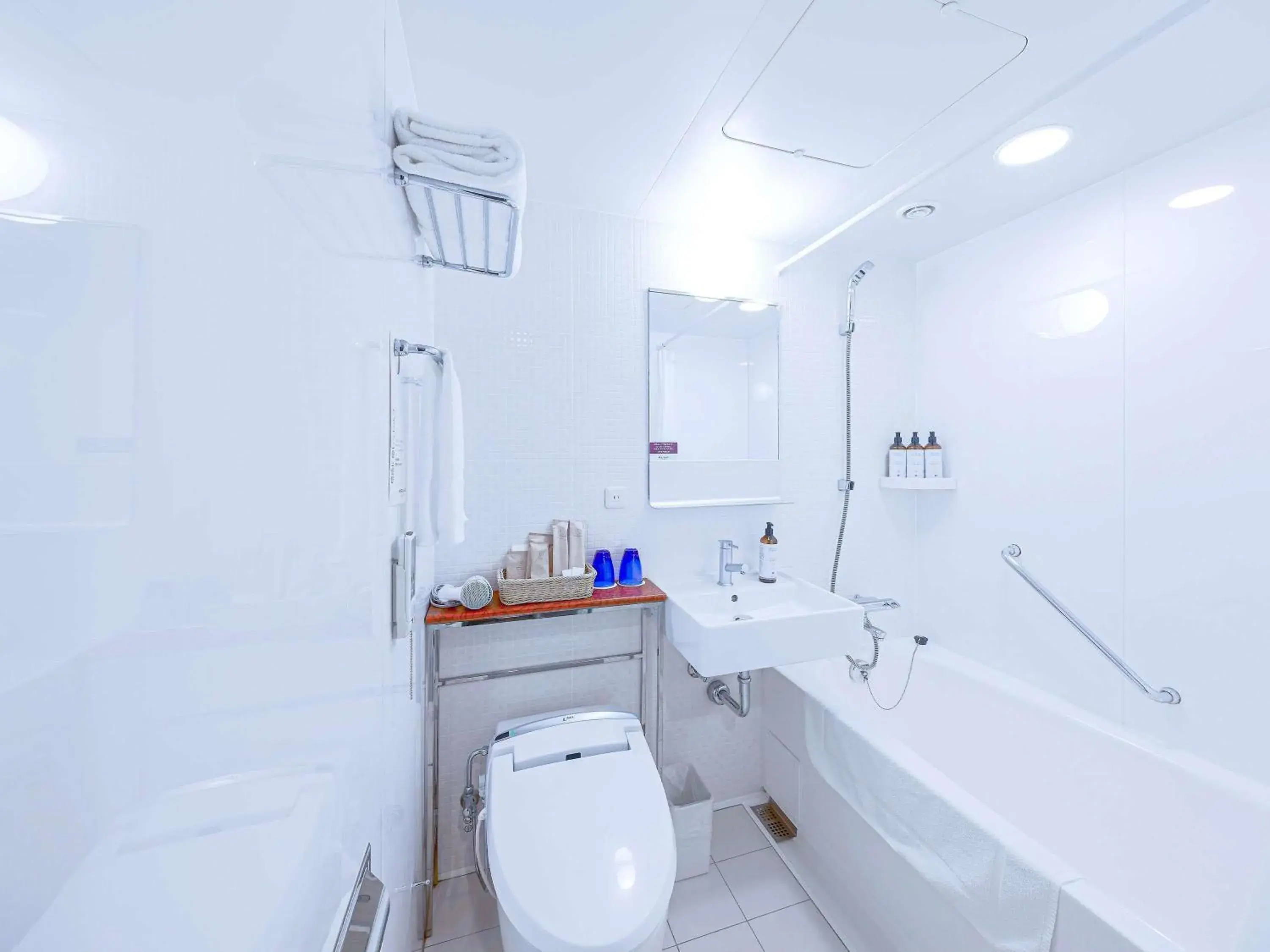 Superior Twin Room with River View in Mercure Okinawa Naha Superior Twin Room with River View in Mercure Okinawa Naha